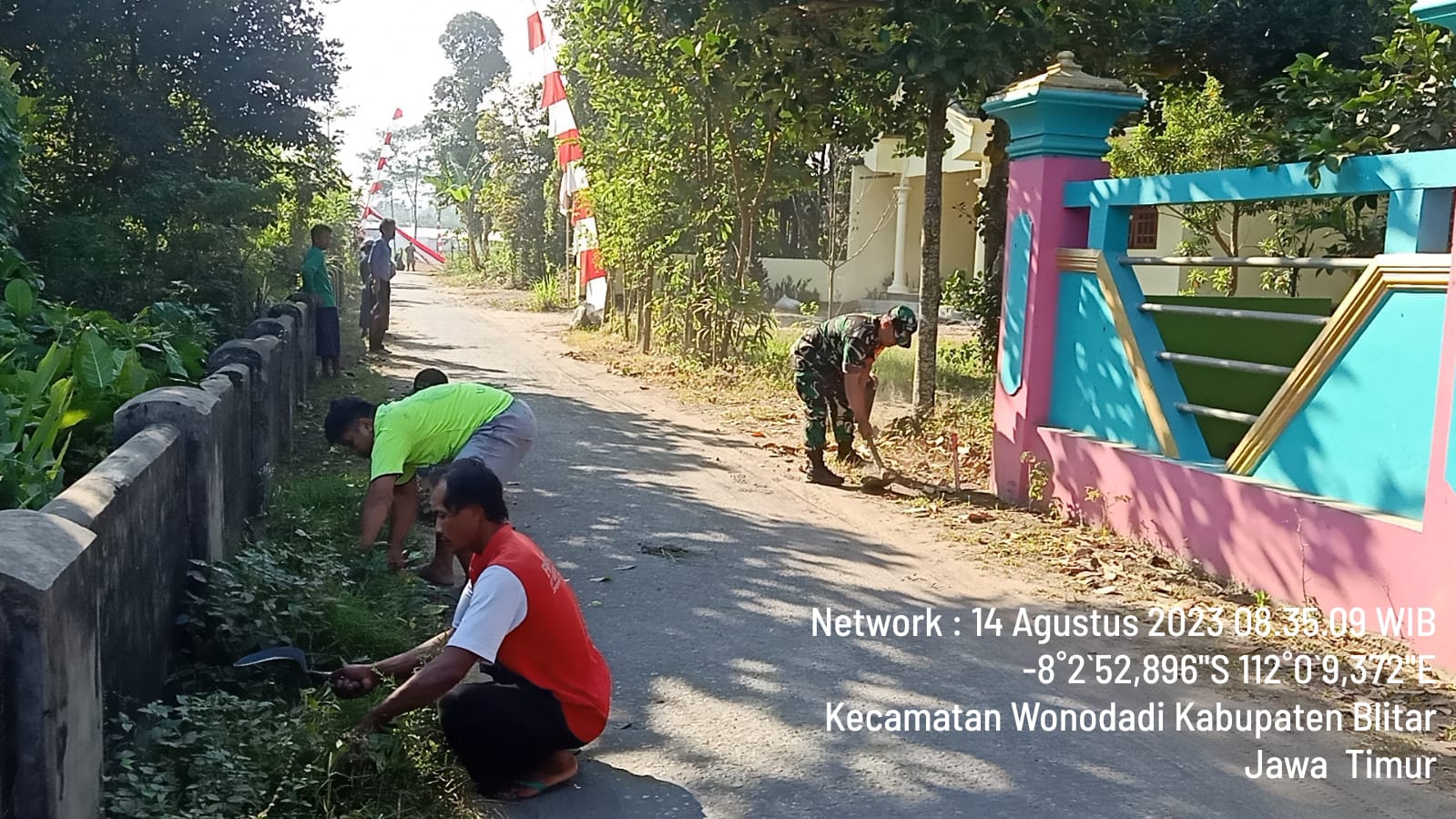 Wujudkan Lingkungan Yang Bersih, Babinsa Koramil Wonodadi Gelar Kerja Bakti Bersama