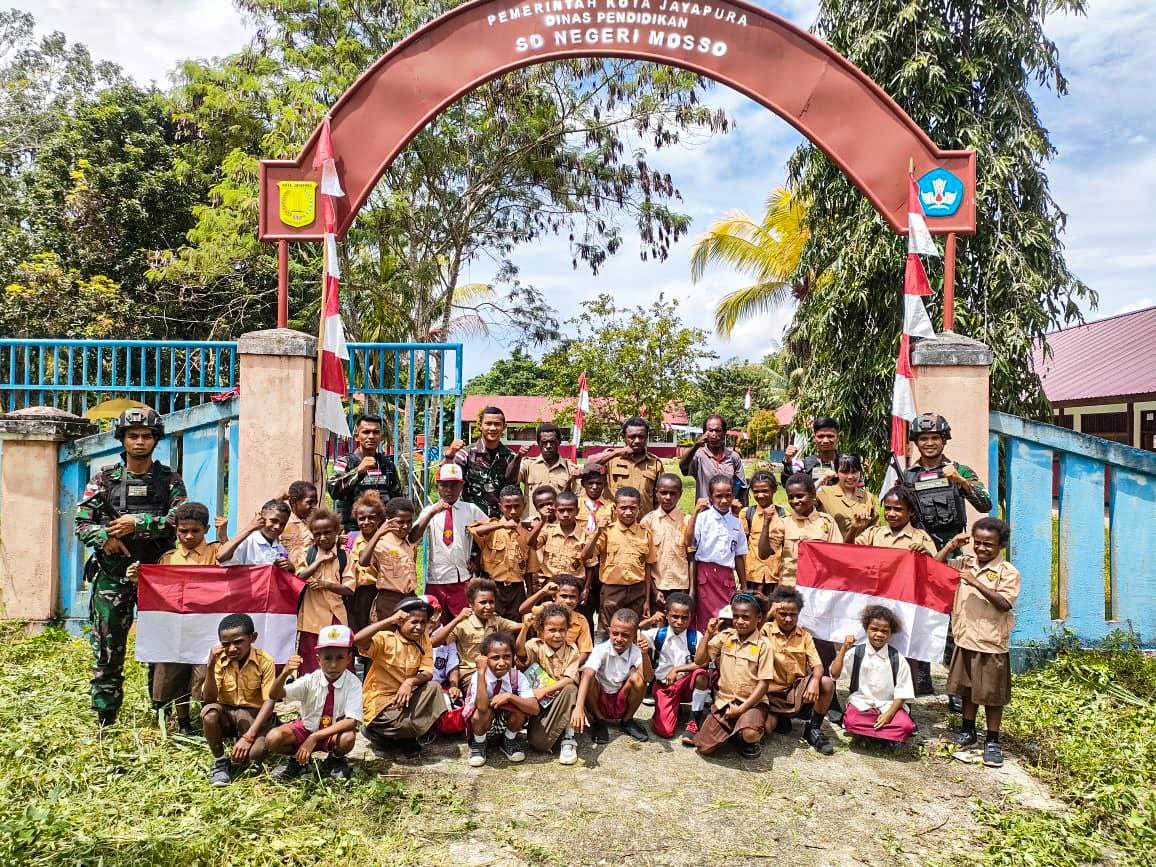 Di Peringatan Hari Pramuka Satgas Yonif 122/TS Menanam Tunas Kelapa Bersama Siswa-siswi Di SDN Mosso Papua