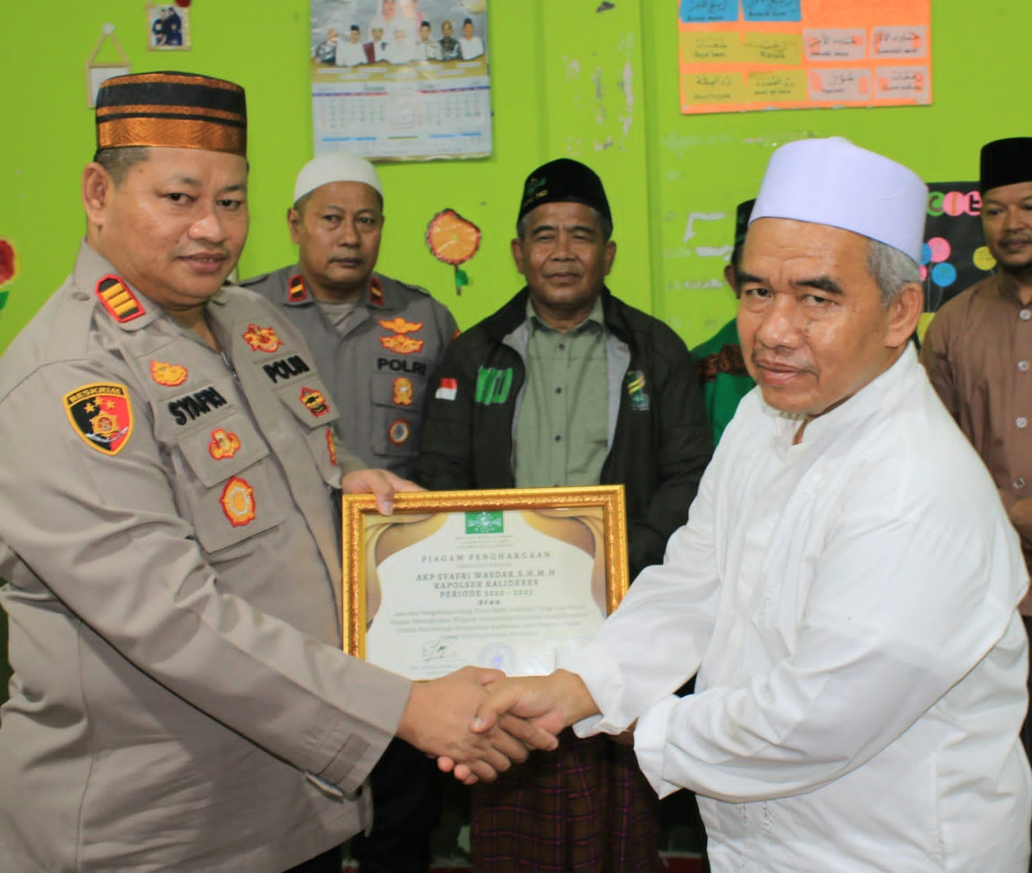 Kapolsek Kalideres Menerima Piagam Penghargaan Dari Majelis Wakil Cabang Nahdlatul Ulama (NU) Kecamatan Kalideres