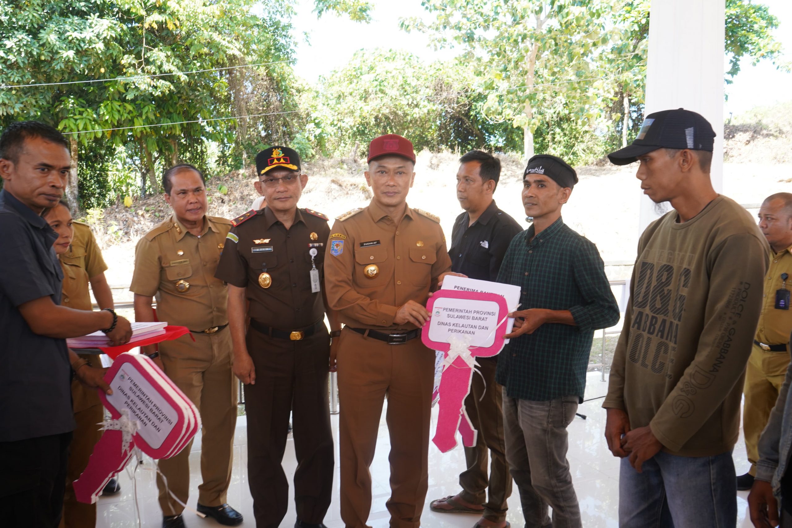 Pemprov Sulbar Salurkan 77 Kendaraan Pemasaran Ikan dan 138 Unit Mesin Tempel Perahu