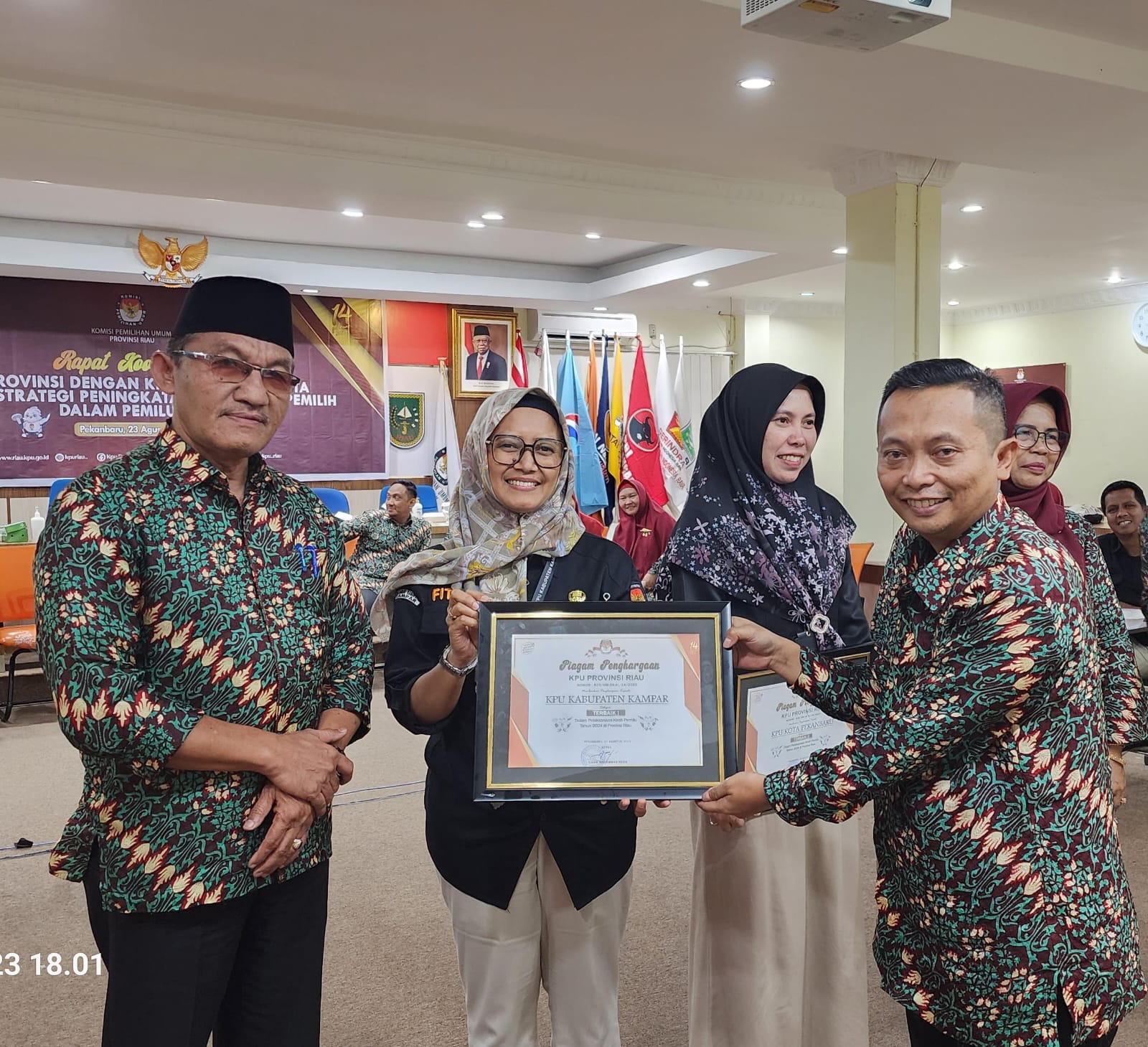 KPU Kampar Terima Penghargaan Terbaik 1 Pelaksana Kirab Pemilu 2024 di Provinsi Riau