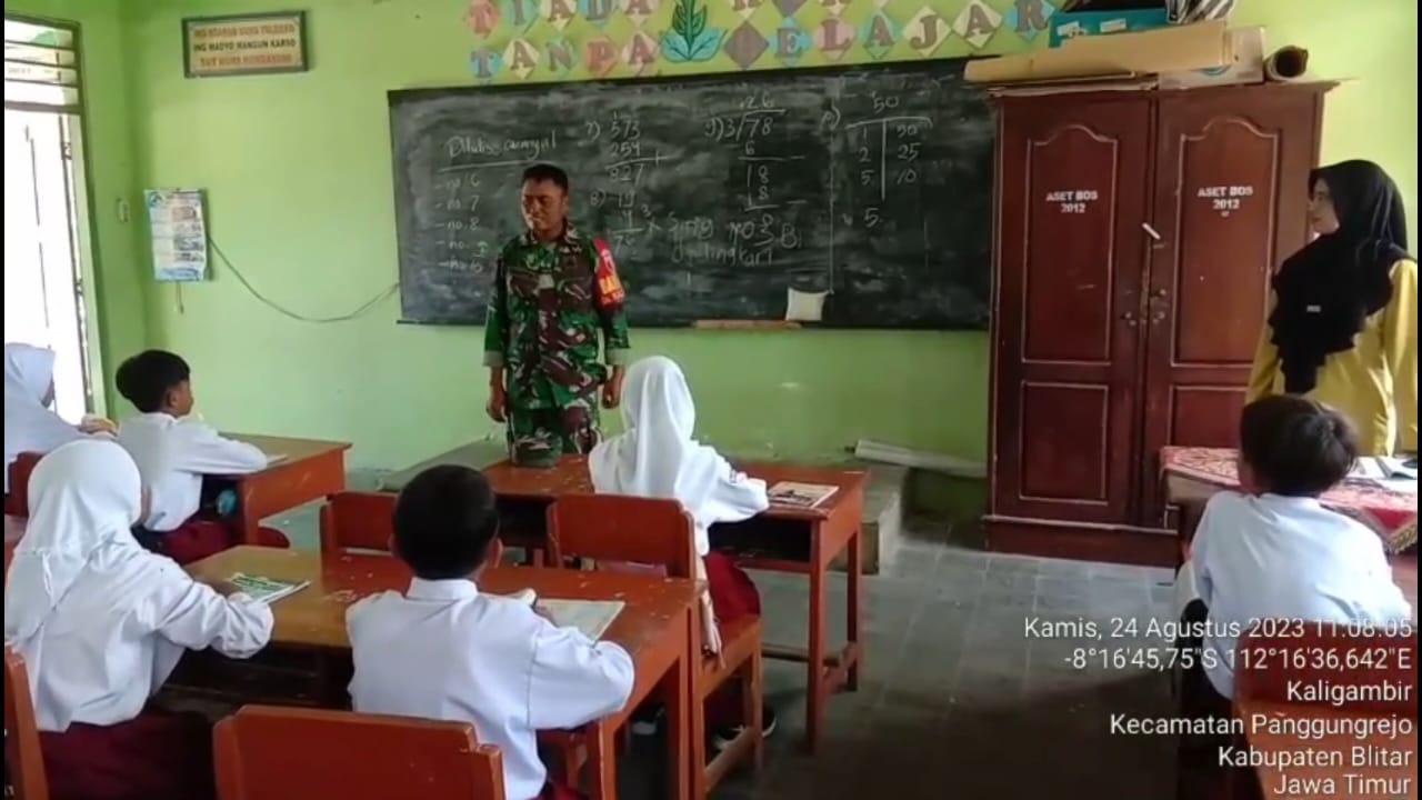 Tanamkan Karakter Sejak Dini, Anggota Koramil Panggungrejo Laksanakan Kegiatan Babinsa Masuk Sekolah