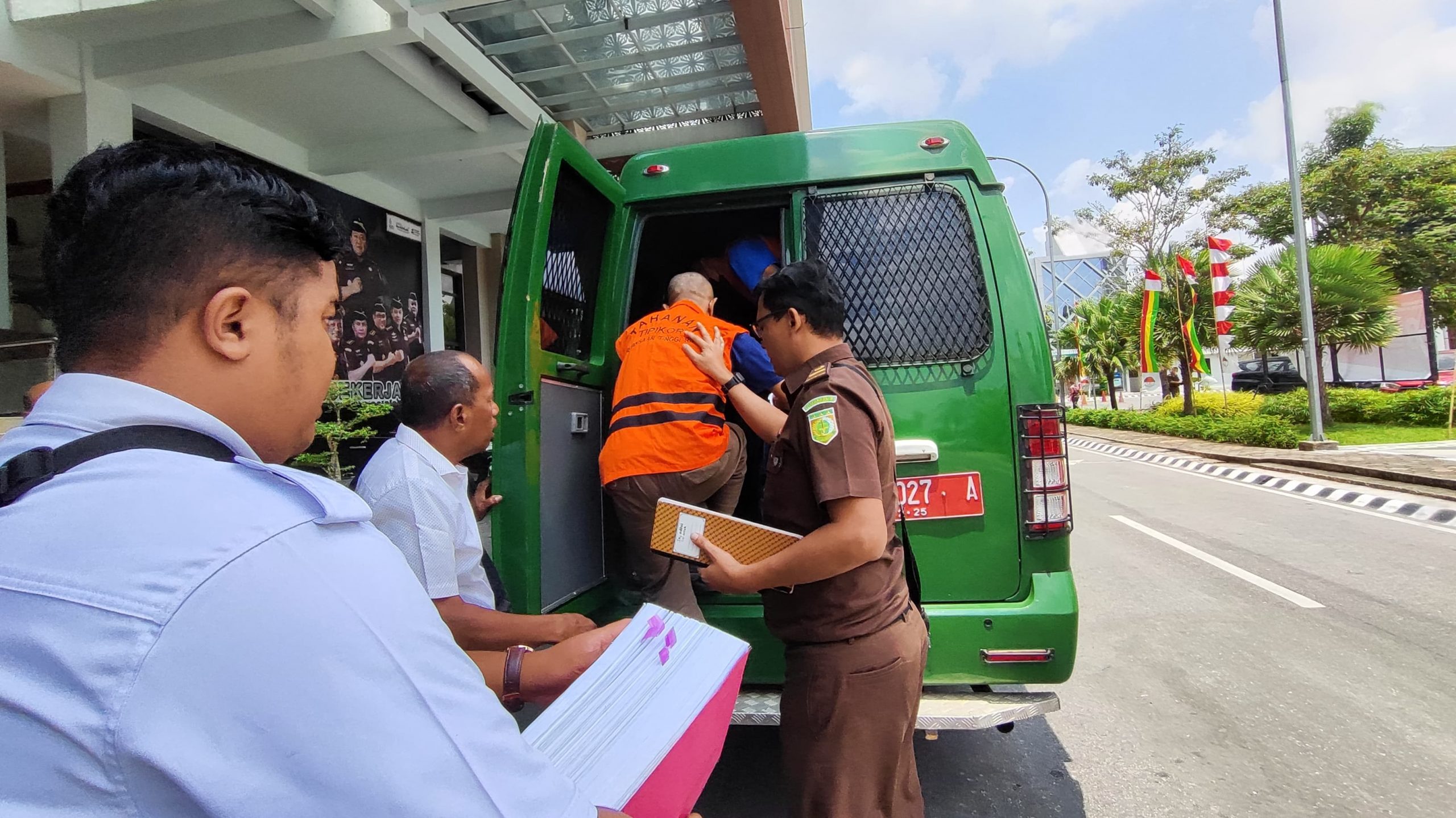 Penyerahan Tersangka Dan Barang Bukti (Tahap II) Perkara Dugaan Tipikor Pada Bank Riau Kepri Cabang Pembantu Syariah Duri