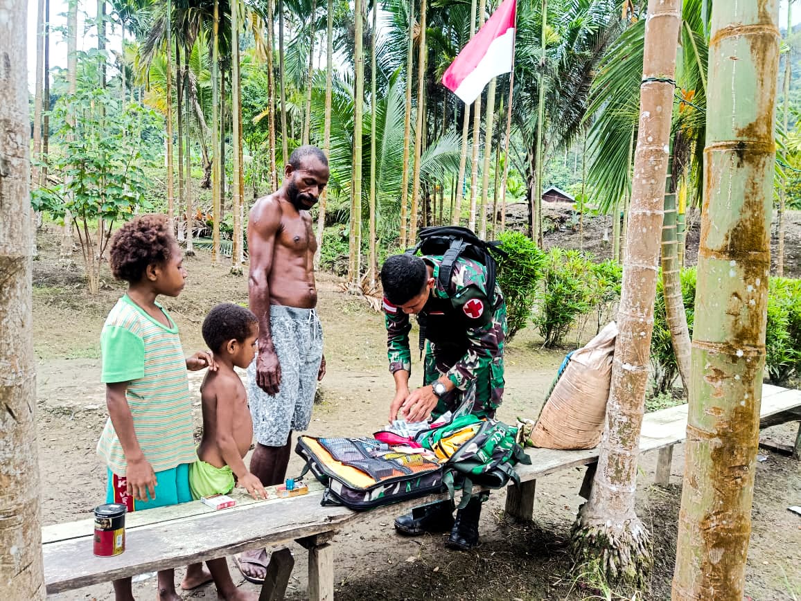 Jalin Hubungan Silaturahmi Yang Baik, Satgas Yonif 122/TS Pos Km 76 Melaksanakan Anjangsana Dengan Berikan Bantuan Kesehatan