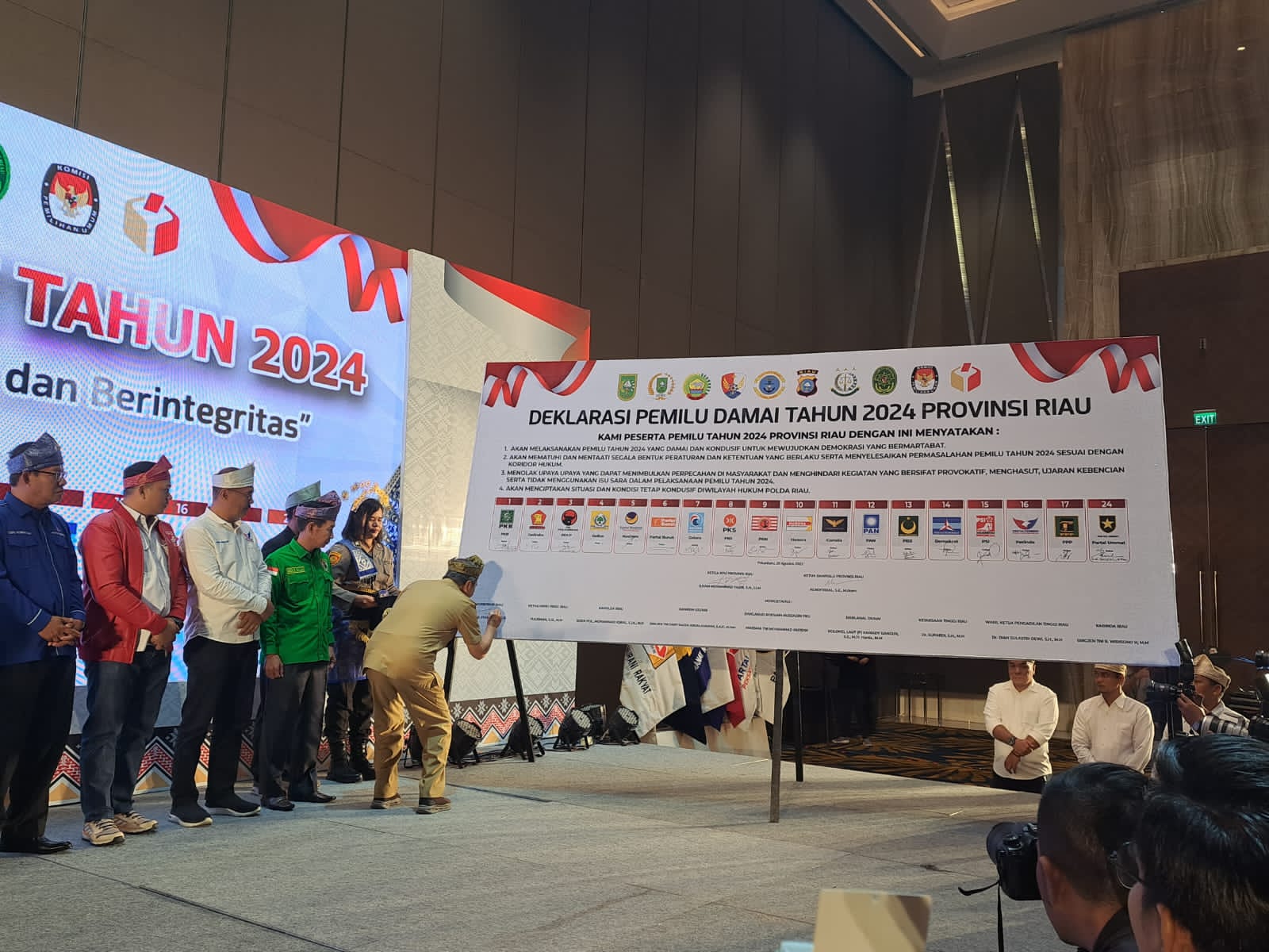 Kepala Seksi Ideologi, Politik, Pertahanan, dan Keamanan Bidang Intelijen Kejaksaan Tinggi Riau Hadiri Kegiatan Deklarasi Pemilu Damai Tahun 2024