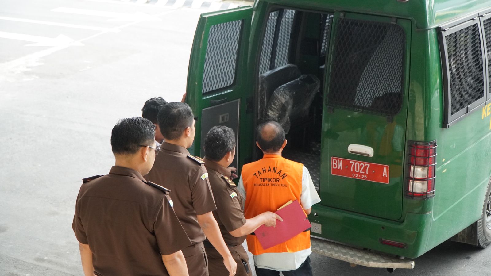 Penahanan 1 (Satu) Orang Tersangka Dugaan Tipikor Pembangunan Jembatan Sungai Enok Kec.Enok Pada Dinas Pekerjaan Umum Kab.Indragiri Hilir TA.2012