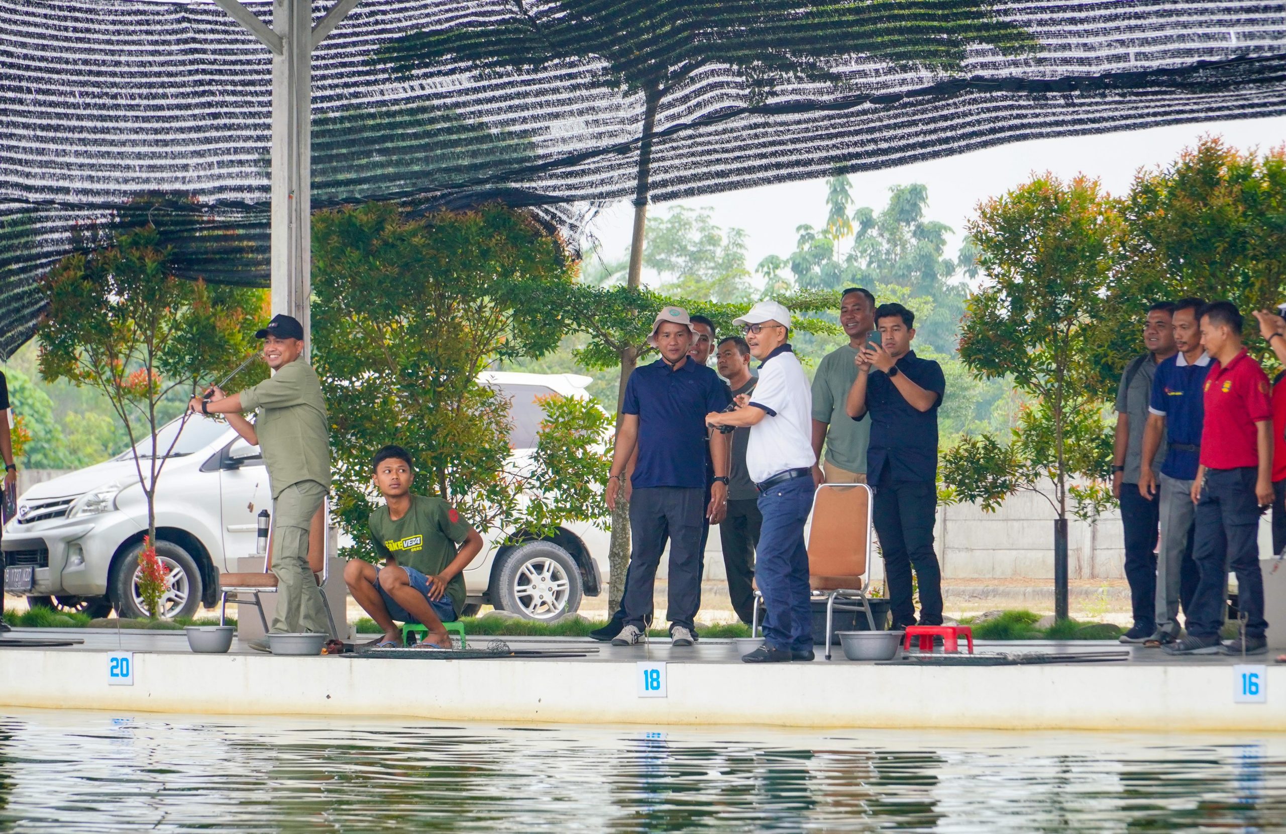 Ditandai Dengan Lemparan Pertama Pancing, Pj Bupati Kampar dan Dandim 0313 /KPR Buka Lomba Mancing Meriahkan HUT TNI Ke-78