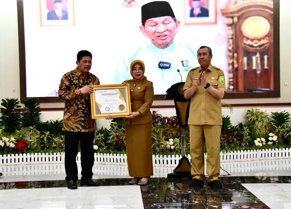 Diserahkan Oleh Gubernur Riau Dan Dirut BPJS, Pemda Kampar Raih Piagam Penghargaan UHC