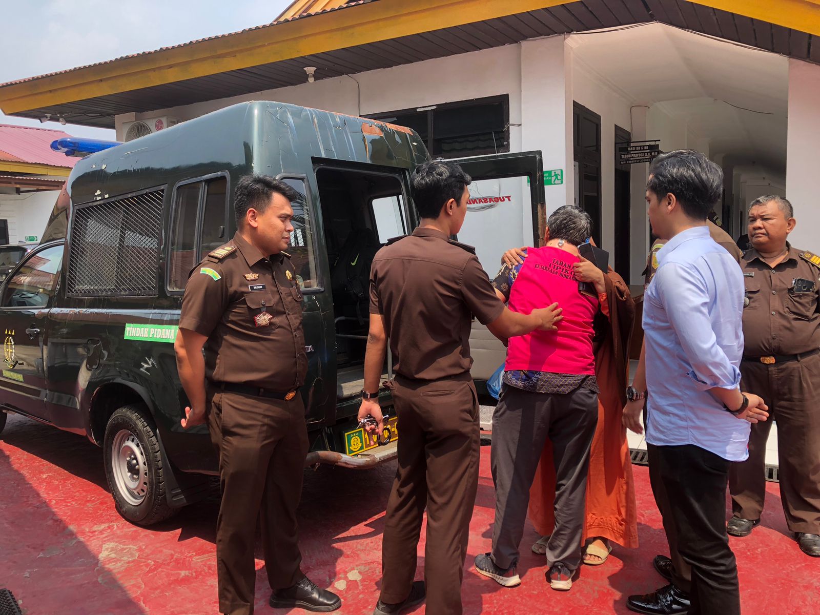 Penyerahan Tersangka Dan Barang Bukti (TAHAP II) Perkara Dugaan Tipikor Pada Bawaslu Kab. Indragiri Hulu Tahun 2017/2018