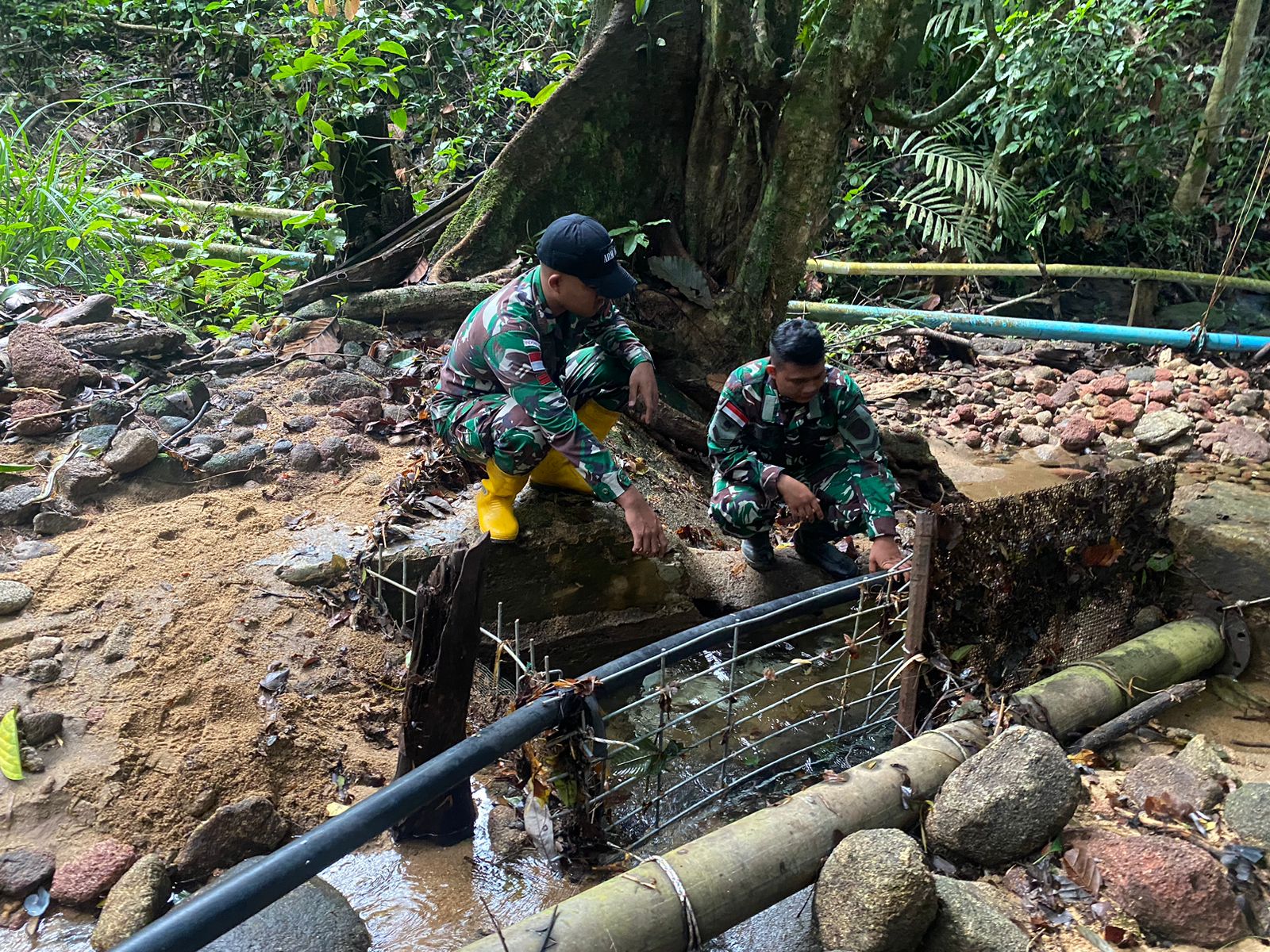 Satgas pamtas RI Malaysia Yon Armed 16 TK Mengecek Sumber Air Untuk Warga di Dusun Aruk Kab.Sambas