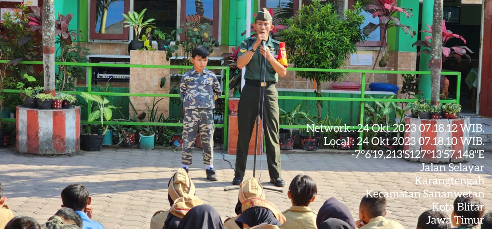 Peduli Generasi Muda, Babinsa Koramil Sananwetan Berikan Pengarahan Kepada Siswa Siswi SDN Karangtengah 2