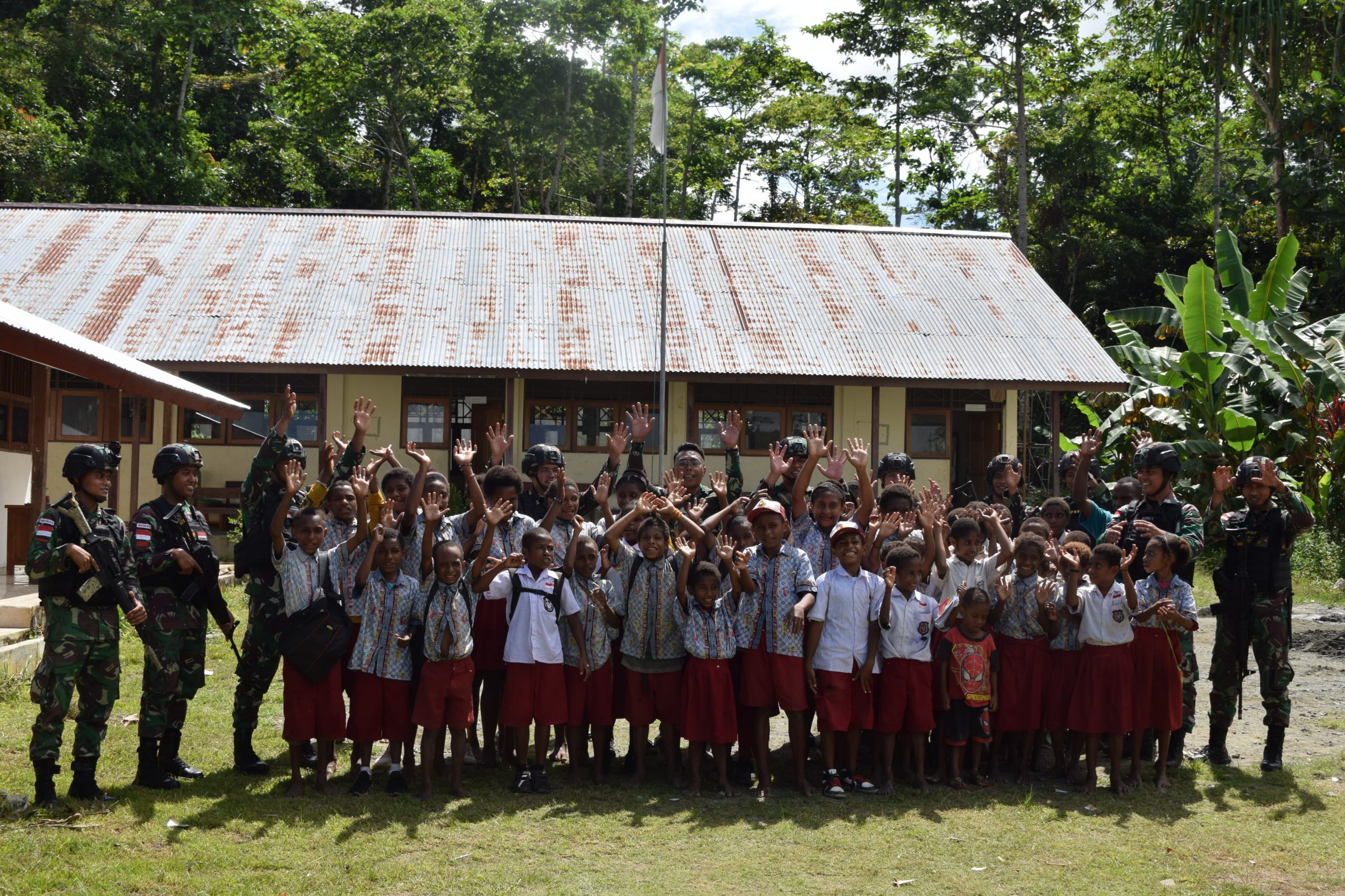 Peringatan Hari Kesehatan Nasional Satgas Yonif 122/TS Berikan Sosialisasi Kesehatan Sekolah Dasar YPPK Epinosa ST Blasius Papua