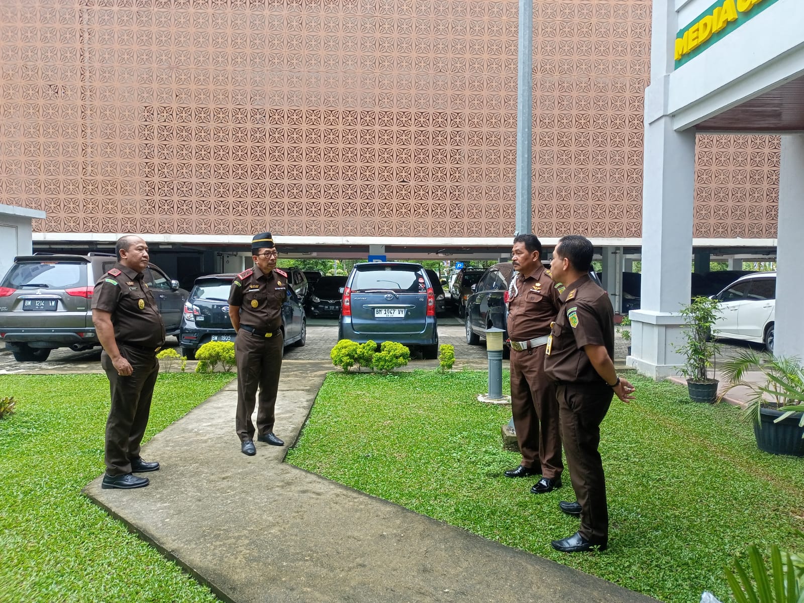 Kepala Kejaksaan Tinggi Riau Meninjau Ruangan Media Center Kejaksaan Tinggi Riau