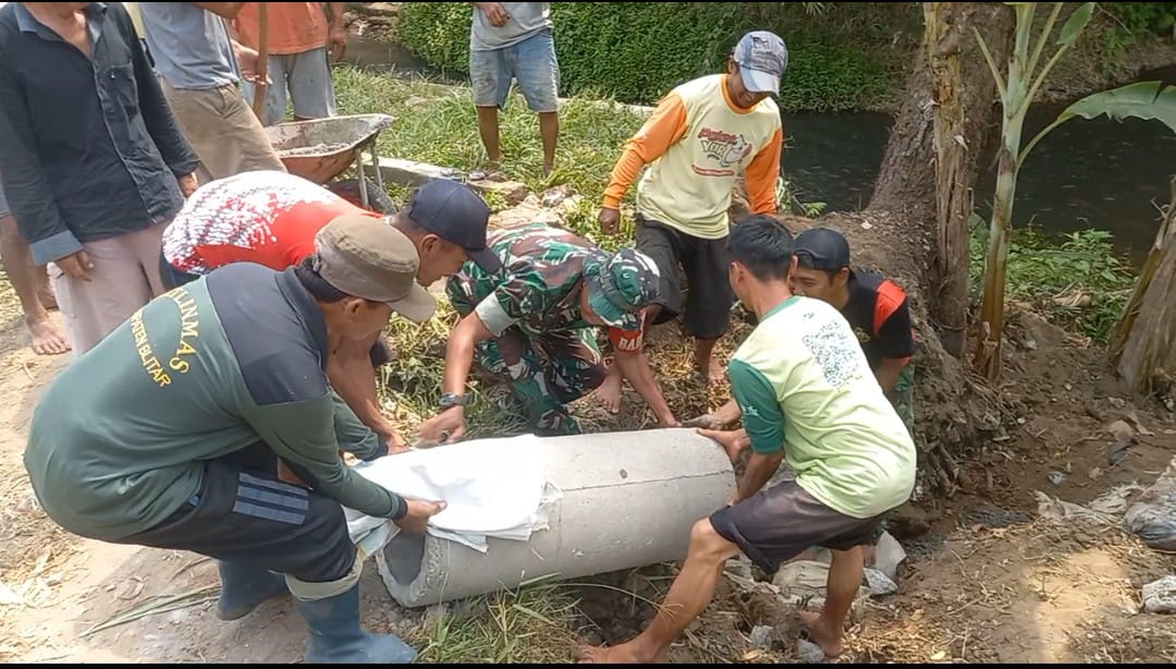 Tingkatkan Kekompakan Dan Kebersamaan Di Wilayah, Babinsa Koramil Talun Gelar Gotong Royong Bersama