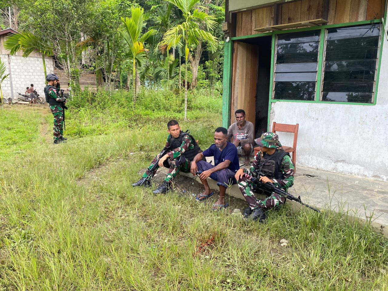 Ciptakan Hari Natal Aman dan Kondusif Sekaligus Mempererat Hubungan Silaturahmi Satgas Yonif 122/TS Kunjungi Rumah Warga Binaan