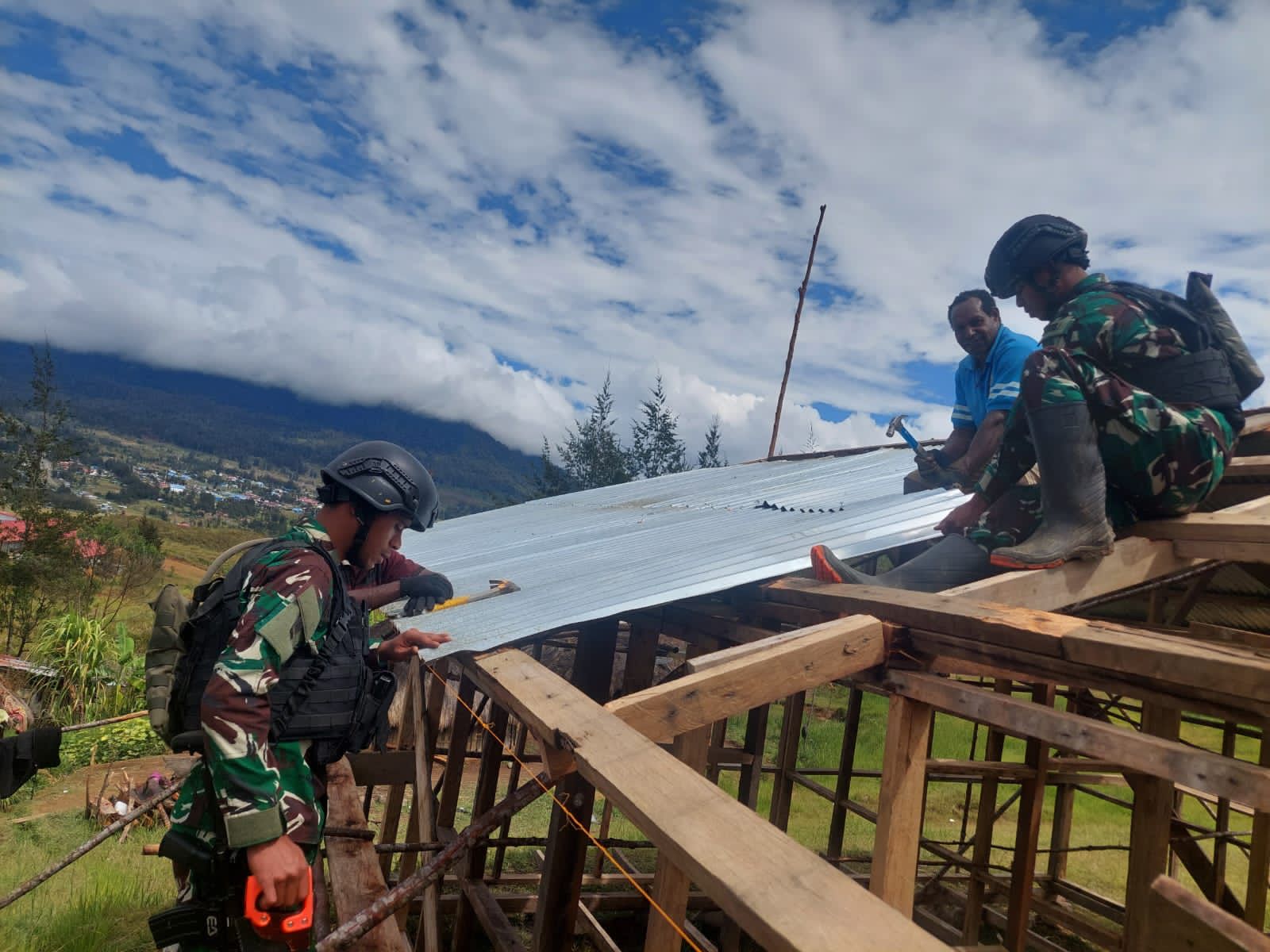 Satgas TNI 300 Siliwangi Bantu Bangun Rumah Warga di Gome Papua