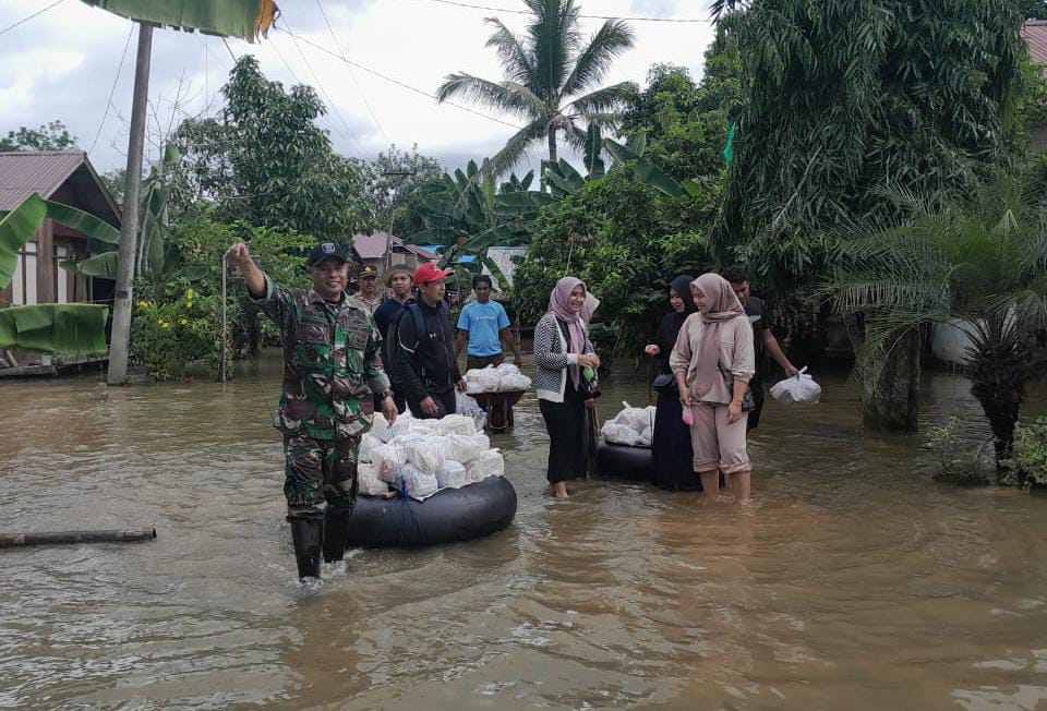 TNI Bersama Masyarakat Bantu Distribusi Sembako Untuk Korban Banjir Kalimantan Selatan