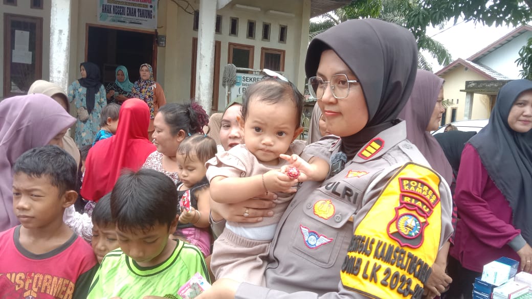 Usung Tema Polwan Peduli, Kasat Lantas Kampar Berbaur Bersama Anak-Anak Dalam Trauma Healing