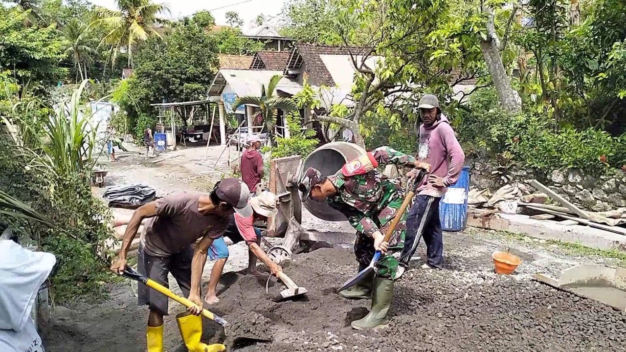 Kompak, Babinsa Koramil Bakung Bersama Warga Masyarakat Gelar Kerja Bakti Merabat Jalan