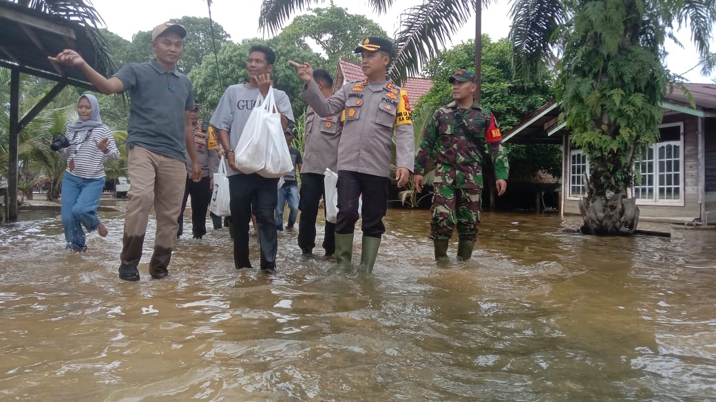 Arungi Sisa Banjir, Kapolres Kampar Ulurkan Bantuan Dan Sampaikan Himbauan Pemilu Damai 2024