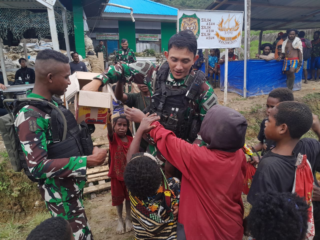 Satgas TNI 300 Siliwangi Berbagi Kasih Untuk Anak-anak di Mayuberi Papua