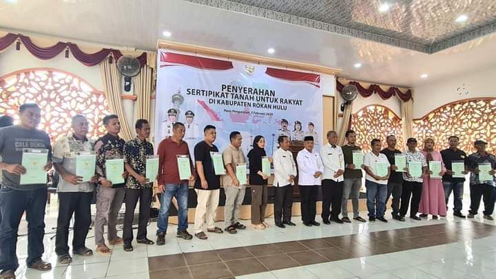 Penyerahan Sertifikat Tanah Untuk Masyarakat Di Kabupaten Rokan Hulu