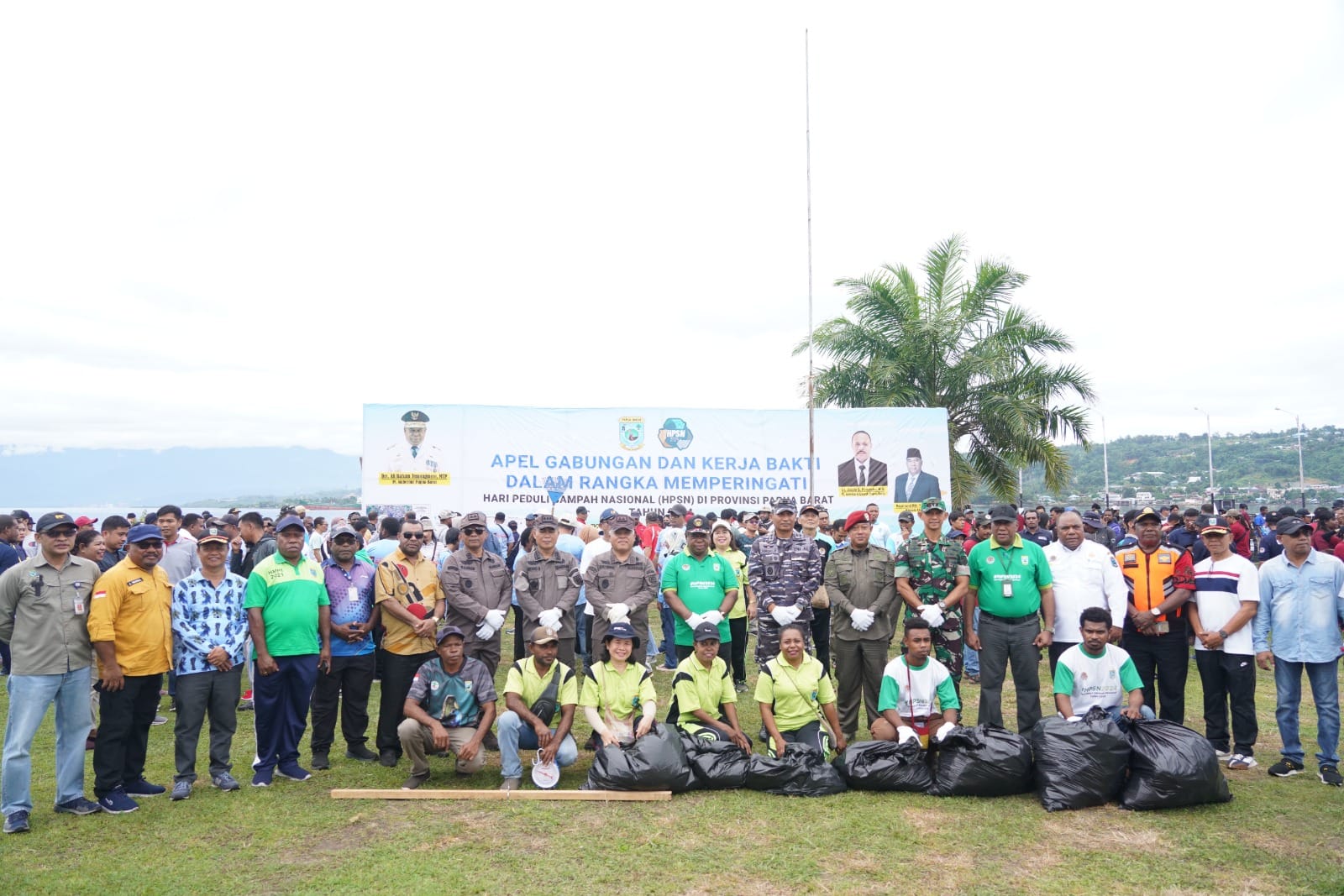 Kodam Kasuari, Fasharkan Manokwari Bersama Pemerintah Papua Barat Peringati HPSN 2024 Dengan Bersihkan Teluk Sawaibu Dari Sampah