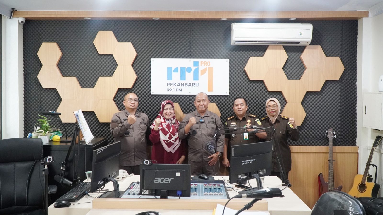 Wakil Kepala Kejaksaan Tinggi Riau Menjadi Narasumber Pada Kegiatan Dialog Interaktif Jaksa Menyapa Di RRI Pekanbaru