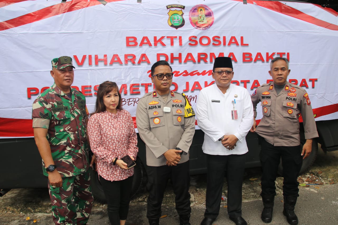 Bersama Vihara Dharma Bakti, Polres Metro Jakarta Barat Kembali Salurkan 350 Paket Beras ke Pemukiman Padat Penduduk