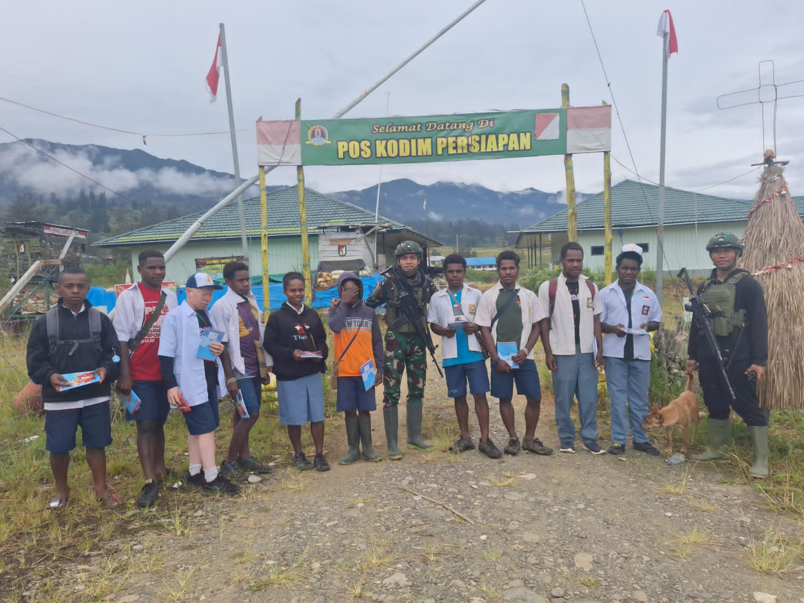 Pacu Semangat Belajar, Satgas Yonif 323/BP Kostrad Berikan Adik-adik Pedalaman Papua Alat Tulis