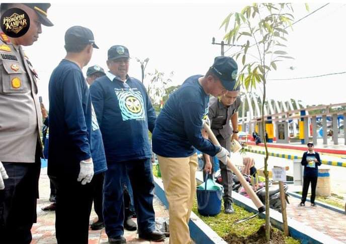 Penjabat Bupati Kampar Lakukan Tanam Pohon Peringati HAD Ke-32