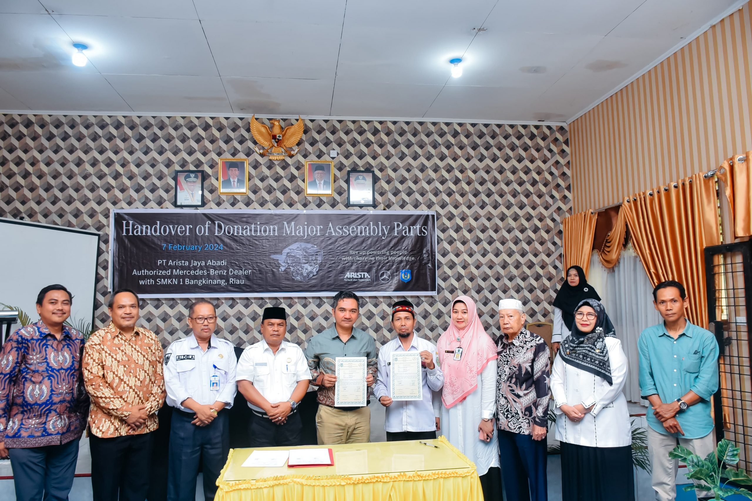 Mercedes Benz Indonesia Serahkan Bantuan Alat Praktek untuk SMK N 1 Bangkinang