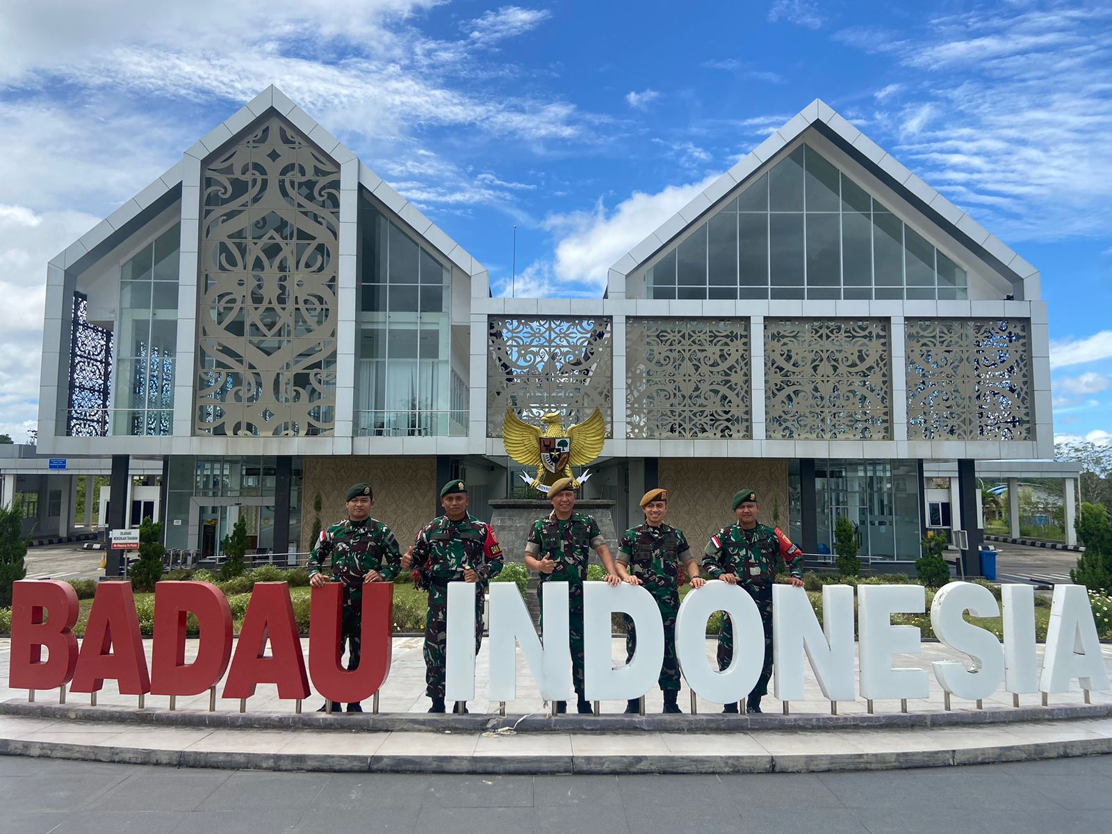 Satgas Pamtas RI-Malaysia Yonarmed 10/ Bradjamusti Sambut Kunjungan Wadanpussenarmed TNI AD