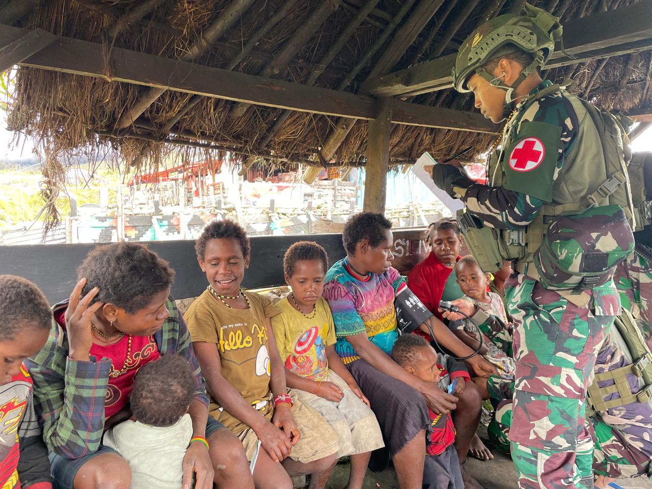 Bentuk Perhatian Prajurit Buaya Putih Kostrad Terhadap Kesehatan Masyarakat Papua