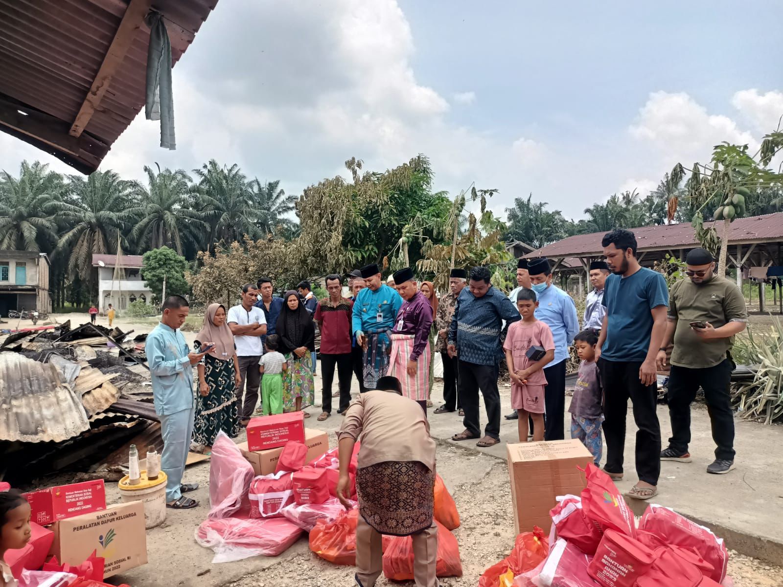 Wakil Bupati Rohul Mengunjungi Korban Kebakaran Dan Serahkan Bantuan Kepada Warga Korban Kebakaran Rumah Di Tambusai Timur