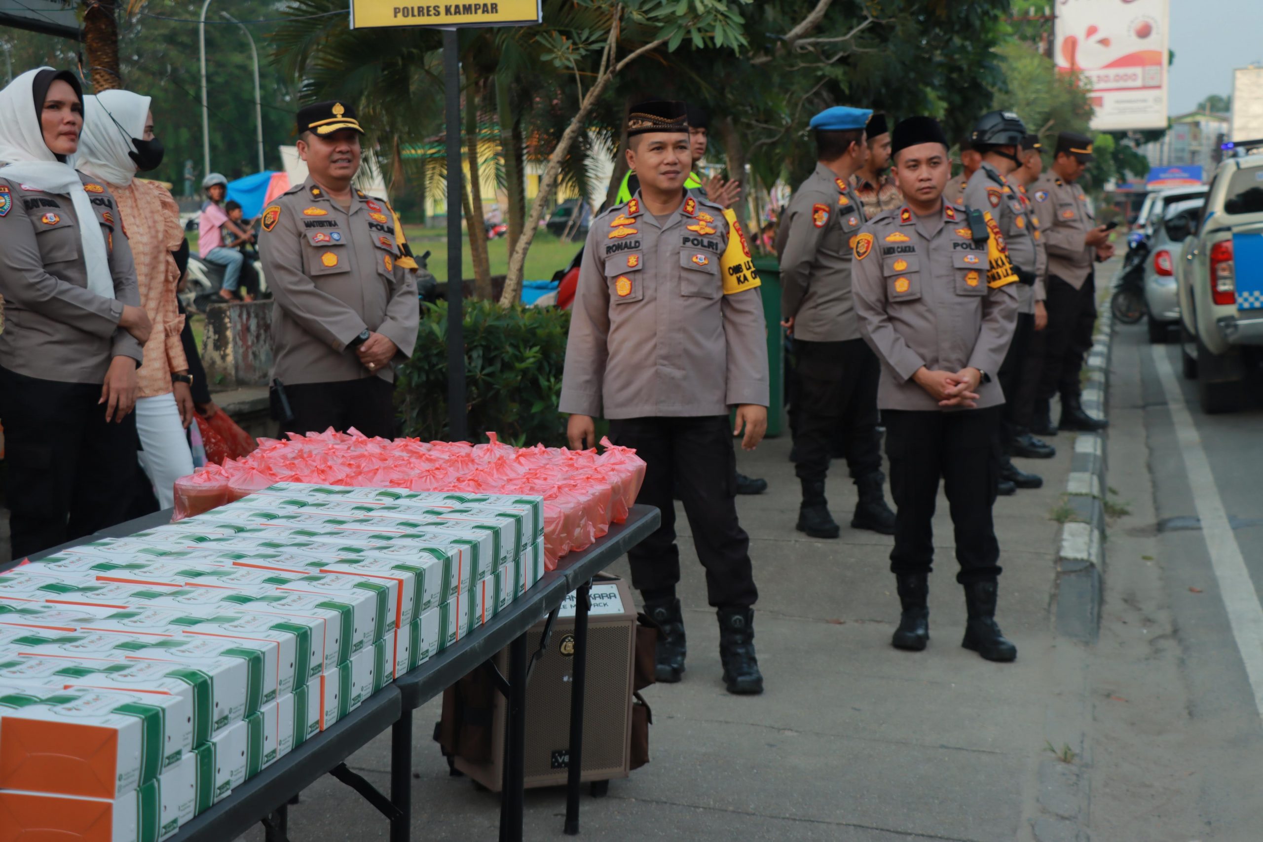 Kapolres Kampar Bersama PJU Polres Kampar Bagi-bagi Takjil untuk Masyarakat di Pos Pam Lapangan Merdeka