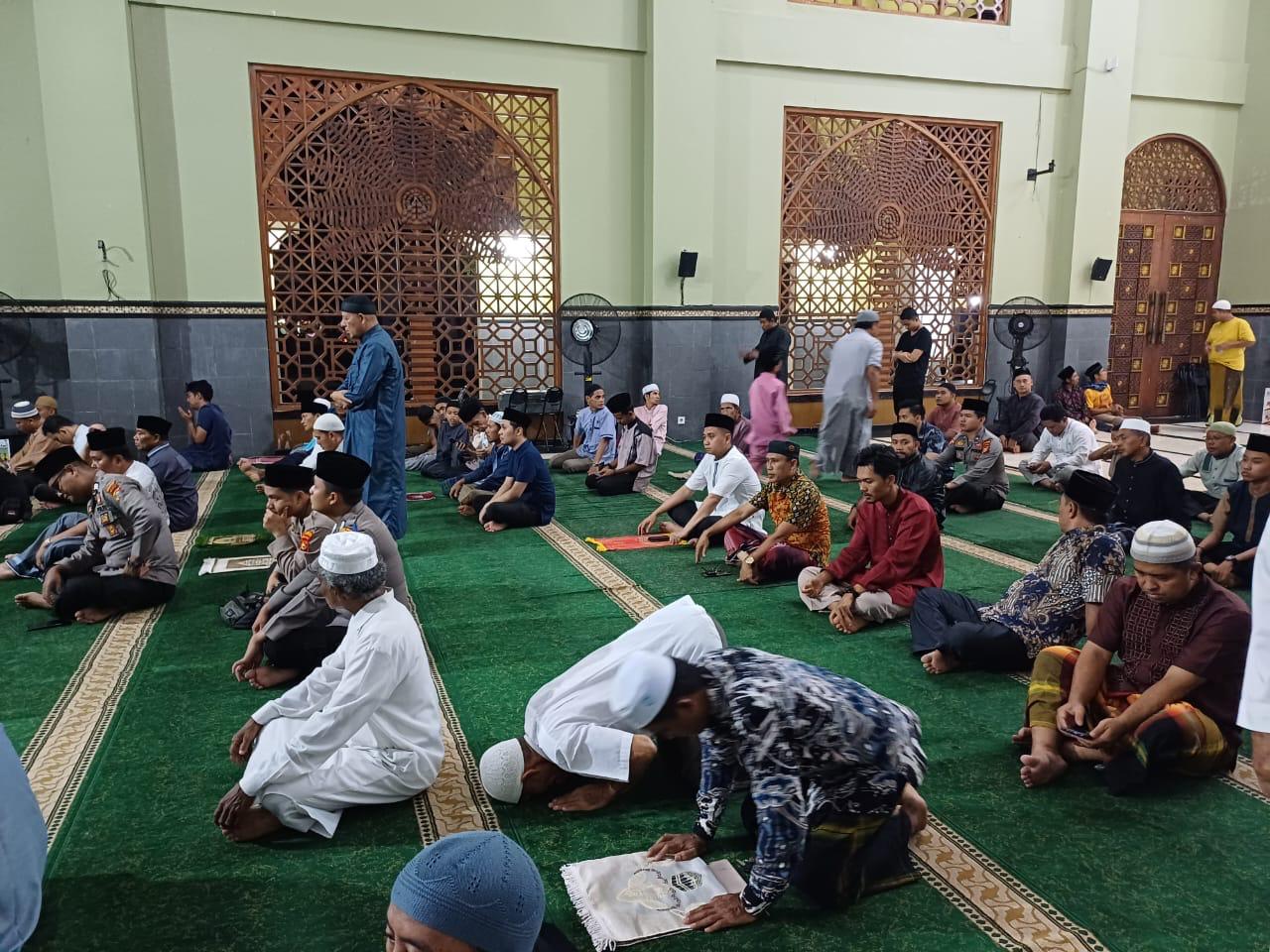 Polres Kampar Gelar Sholat Taraweh Berjemaah Di Masjid Skala Prioritas