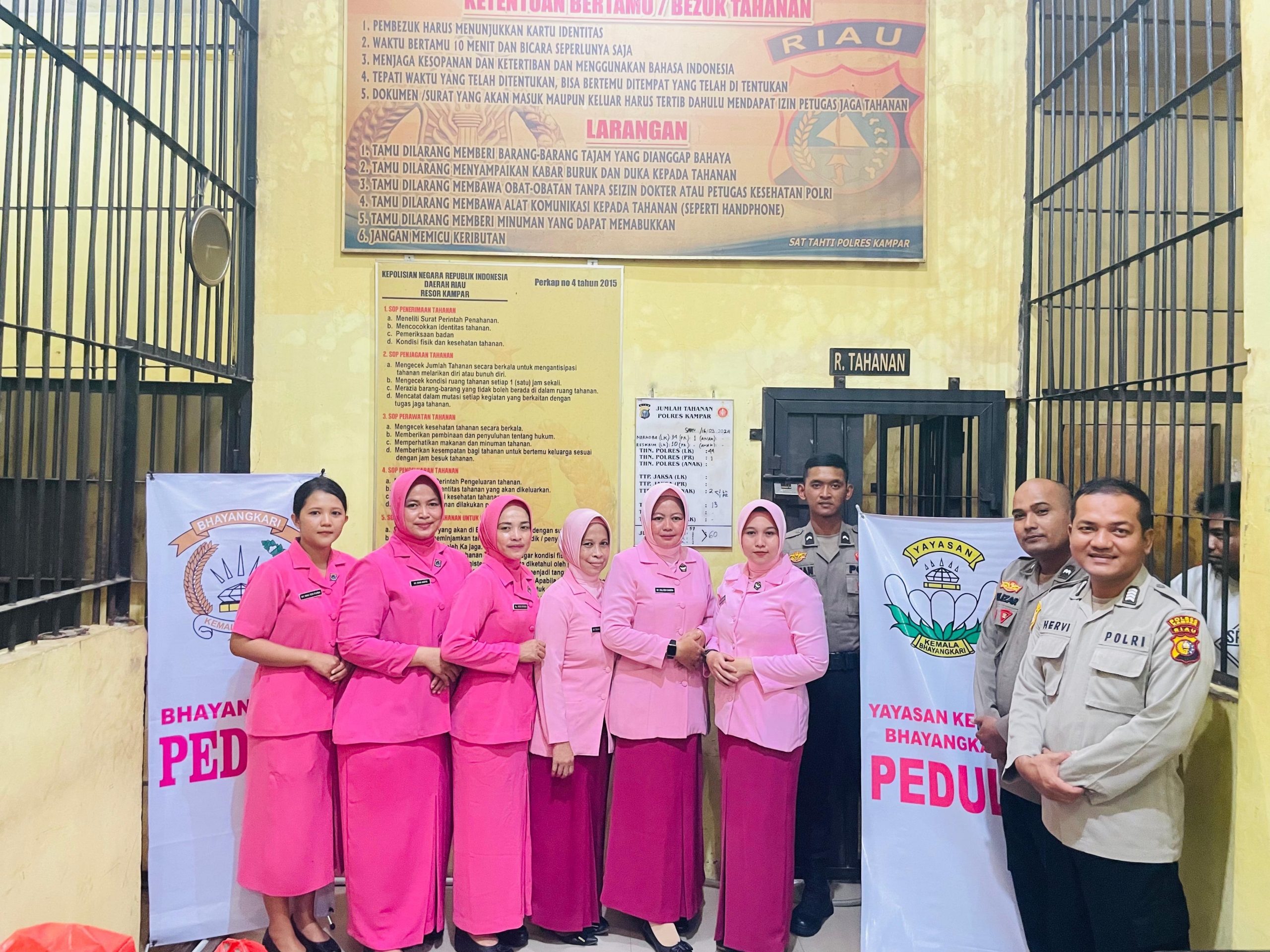 Peduli Tahanan, Kapolres Kampar Bagikan Nasi Kotak