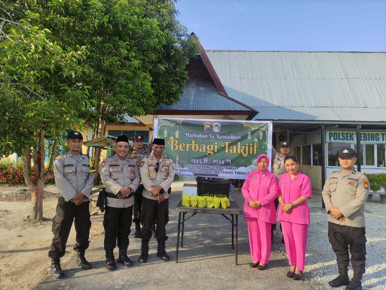 Bulan Penuh Berkah Bhayangkari Polsek TTB Bagikan Takjil ke Pengguna Jalan