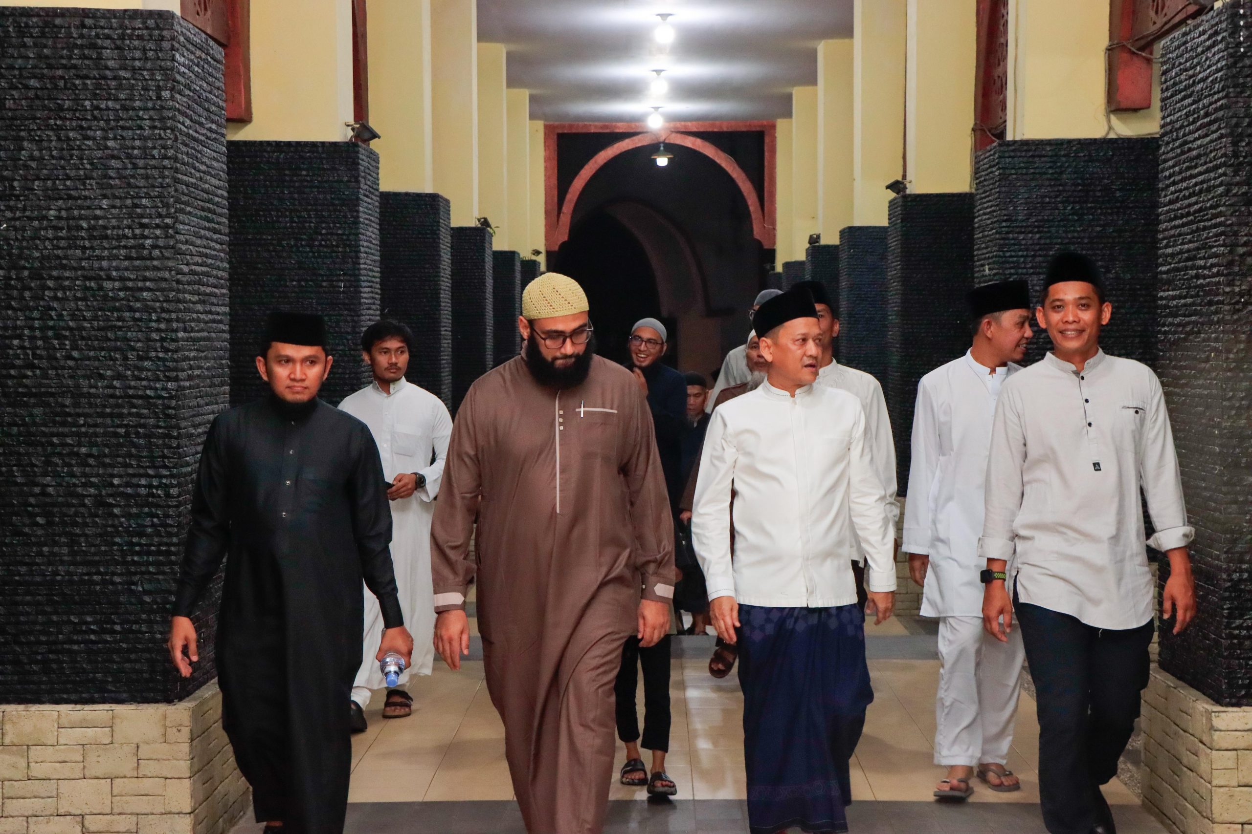 Imam Besar dari Mesir Pimpin Langsung Sholat Tarawih Malam Ke-6,Di Islamic Center Bangkinang