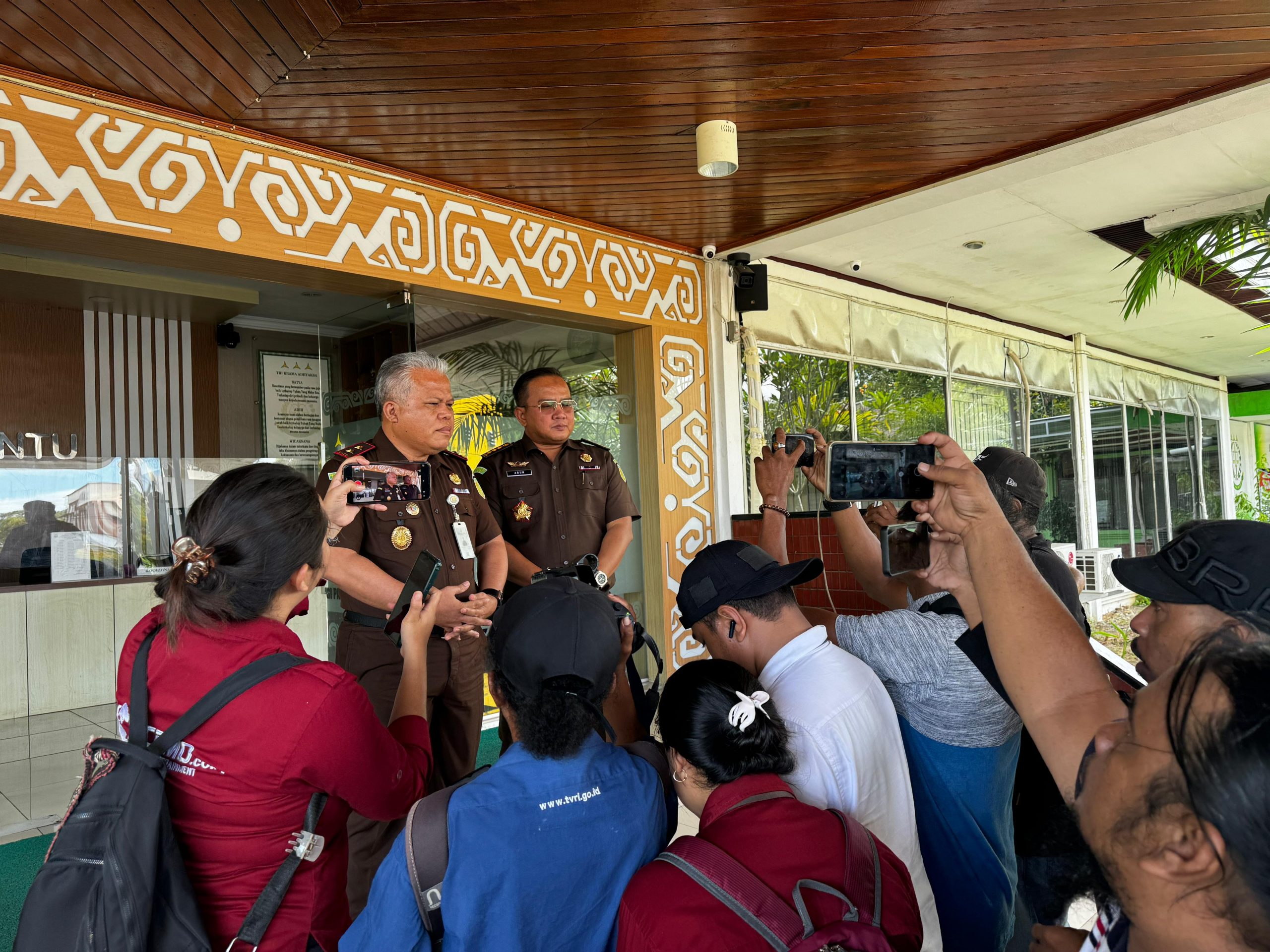 Kejaksaan Tinggi Papua Barat Menetapkan Dan Melakukan Penahanan Terhadap Tersangka Inisial AHHN Dalam Perkara Dugaan Tindak Pidana Korupsi