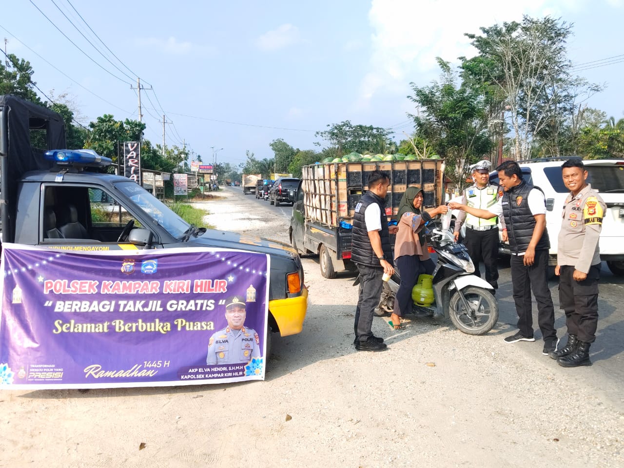 Kapolsek Kampar Kiri Hilir, Bagi-bagi Takjil Gratis di Jalan Raya Kelurahan Sungai Pagar