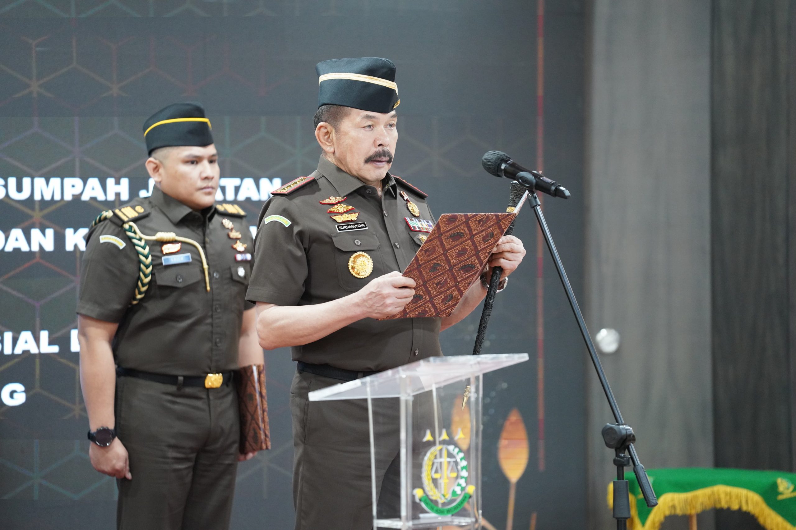 Jaksa Agung Melantik Dr. R. Narendra Jatna, S.H.LL.M Sebagai Staf Ahli Bidang Ekonomi, Sosial dan Budaya Serta Leonard Eben Ezer Simanjuntak,S.H.M.H Sebagai Staf Ahli Bidang Hubungan Antar Lembaga dan Kerja Sama Internasional