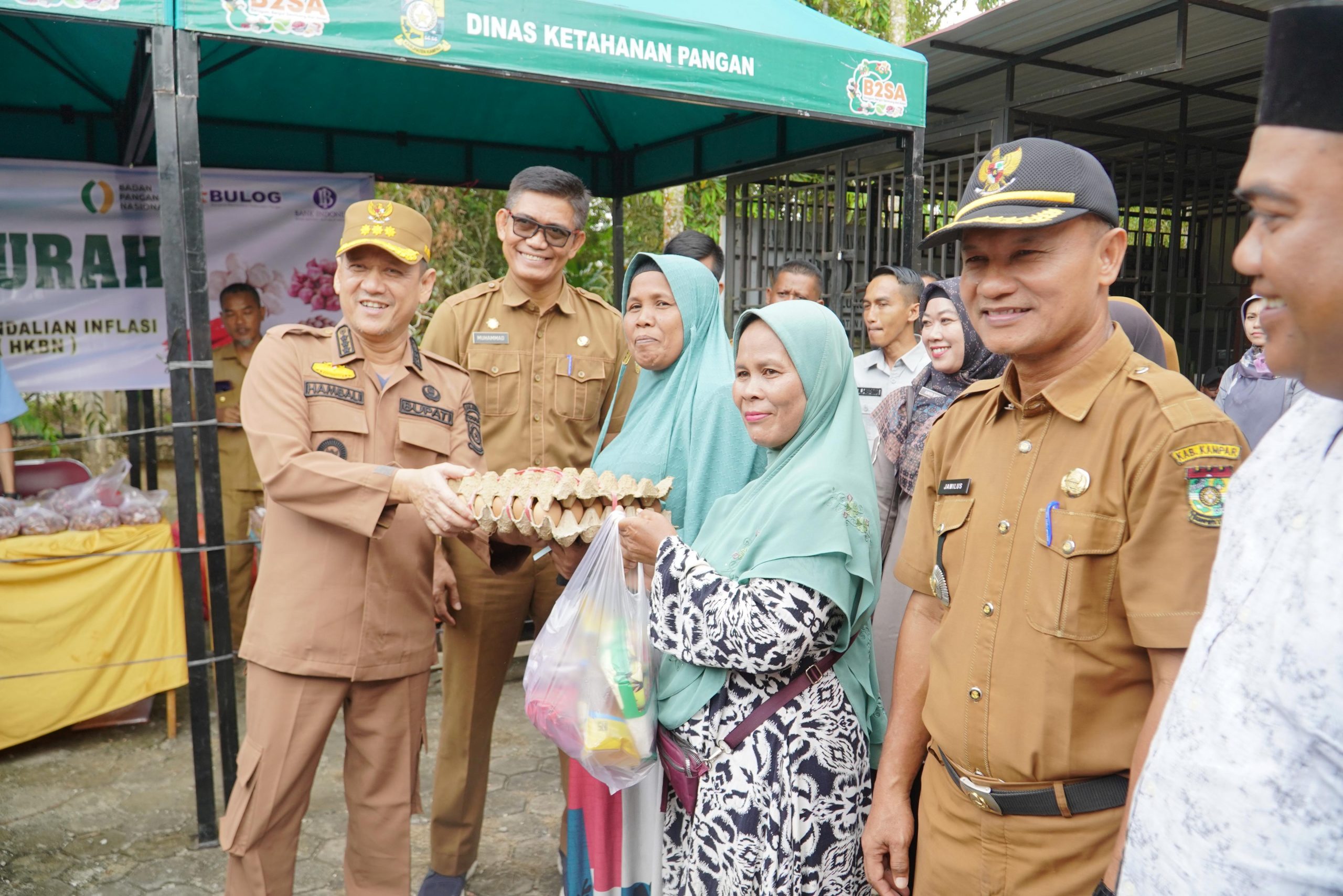 Stabilkan Harga dan Penuhi Kebutuhan Masyarakat, Pemkab Kampar Kembali gelar Pasar Murah Sembako di Desa Padang Luas