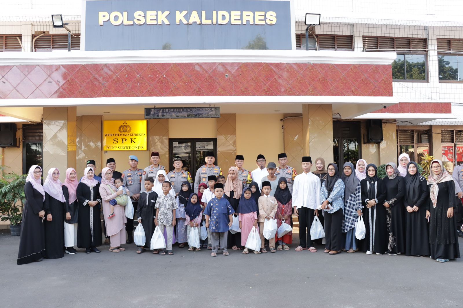 Peduli dan Berbagai, Polres Jakbar Bersama Polsek Kalideres Bagikan 250 Takjil dan Santunin 150 Anak Yatim