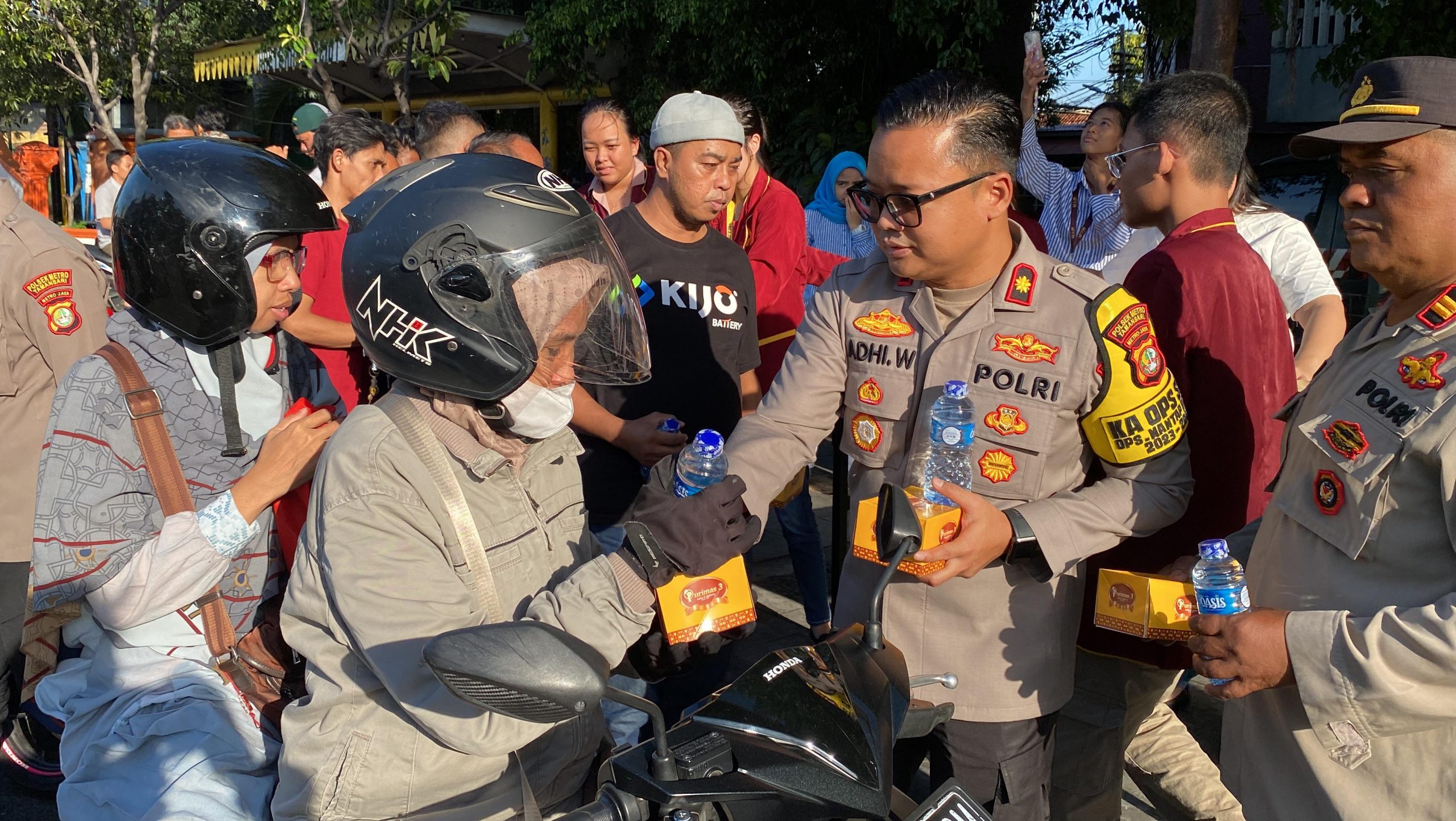 Harmoni di Bulan Ramadhan : Polsek Metro Tamansari dan Mahasiswa Bagikan Takjil Kepada Masyarakat