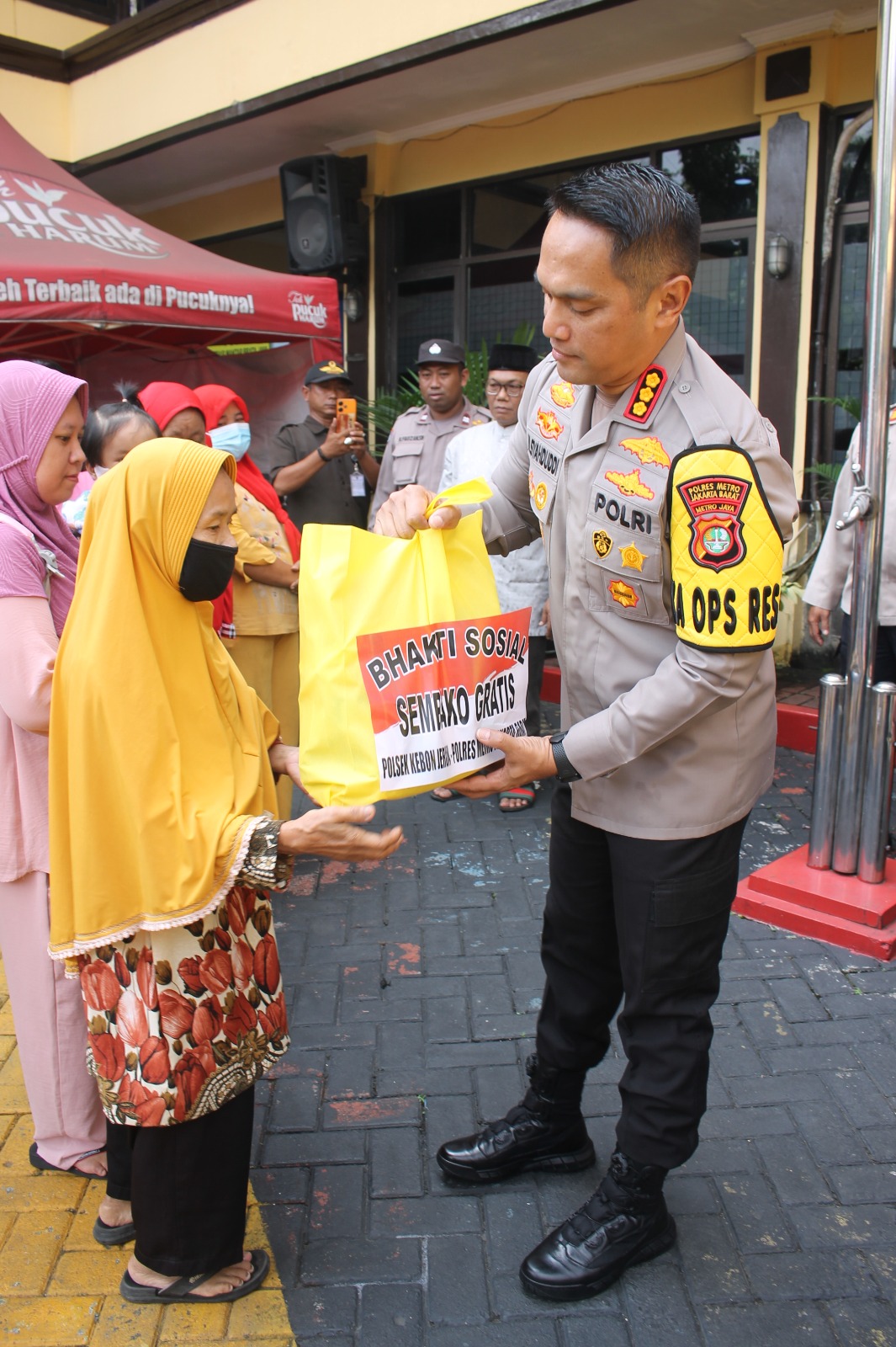 Polres Metro Jakarta Barat dan Polsek Kebon Jeruk Bagikan 350 Paket Sembako Gratis untuk Warga di Bulan Suci Ramadhan