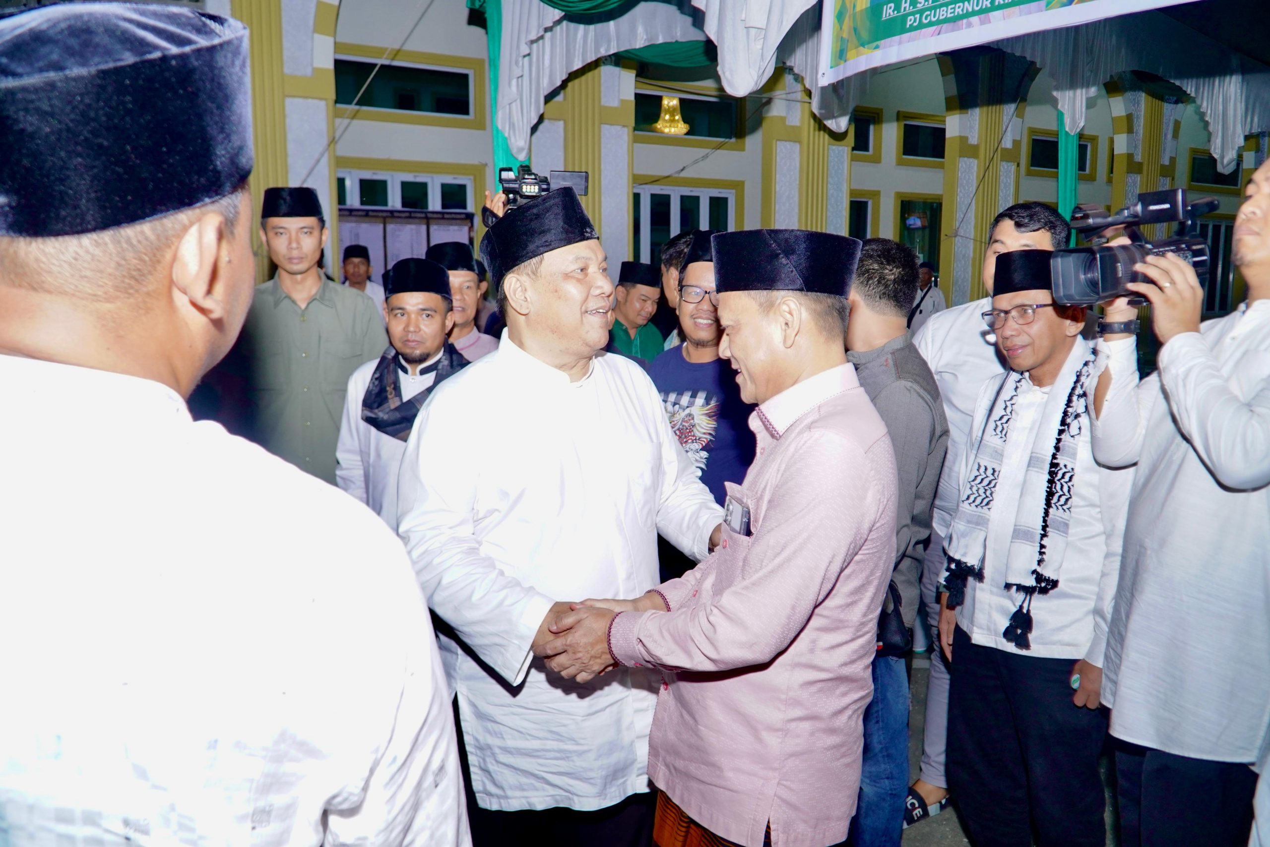 Pj Gubri dan Pj Bupati Kampar Tinjau Jalan Rusak Di Desa Tarai Bangun Sebelum Safari Ramadhan