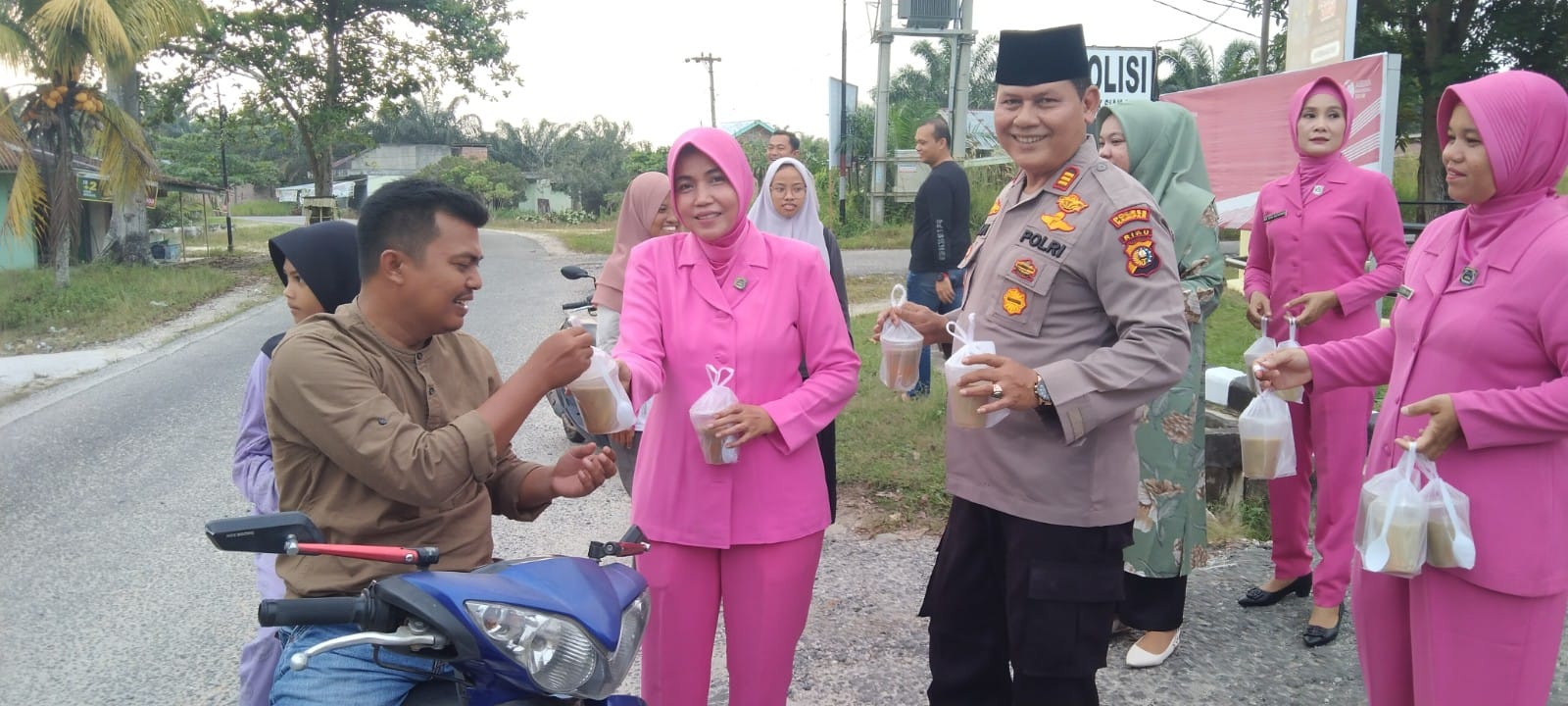 Kapolsek bersama Keluarga Besar Polsek Siak Hulu Berbagi 100 Takjil Kepada Pengguna Jalan Dan Berbuka Puasa Bersama