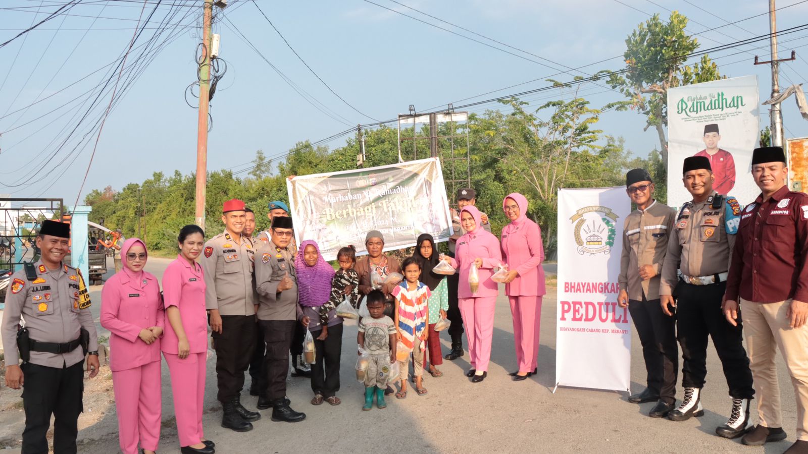 Bulan Ramadhan 1445 H Gabungan Satker Polres Kep.Meranti Membagikan Takjil Gratis Kepada Motor Becak yang Melintas